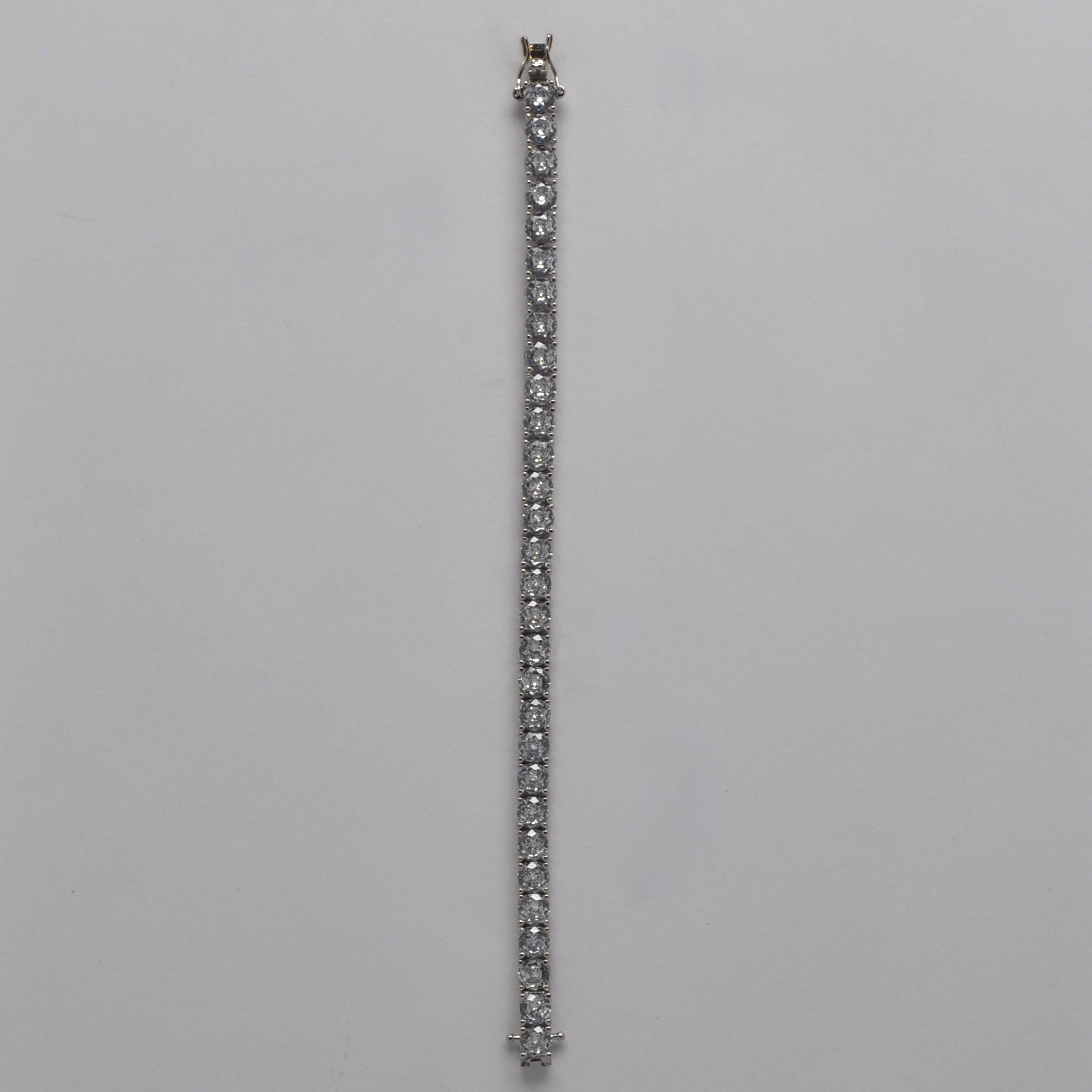 CN004515B1S CZ  LRGE STONE TENNIS BRACELET