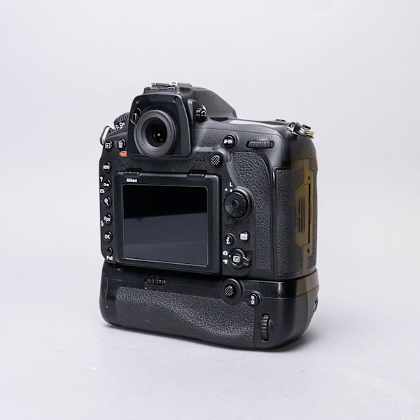 thumbnail-6 for Nikon D850 Body w/MB-D18 Grip
