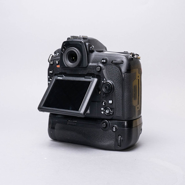 thumbnail-7 for Nikon D850 Body w/MB-D18 Grip