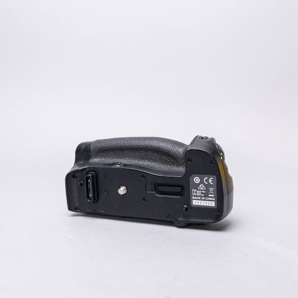 thumbnail-3 for Nikon D850 Body w/MB-D18 Grip