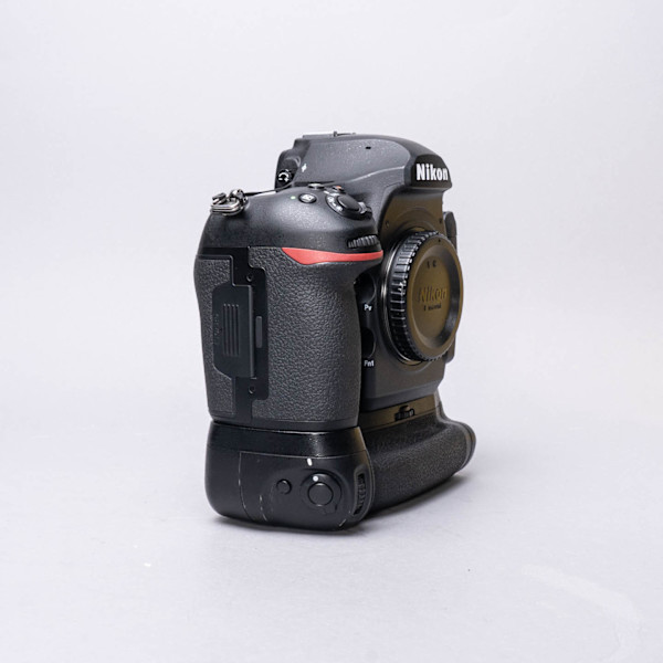 thumbnail-2 for Nikon D850 Body w/MB-D18 Grip