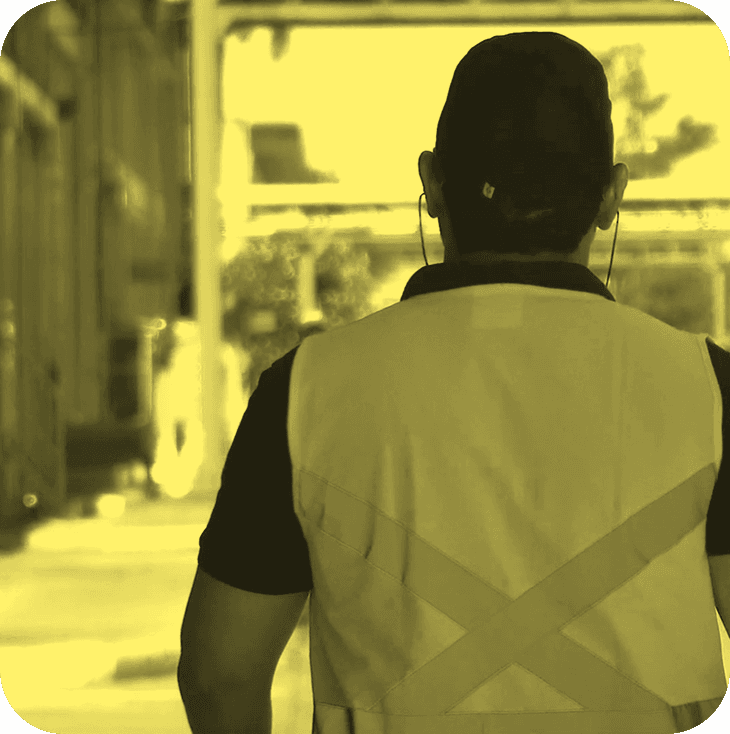 Colaborador utilizando material do programa Safe Together