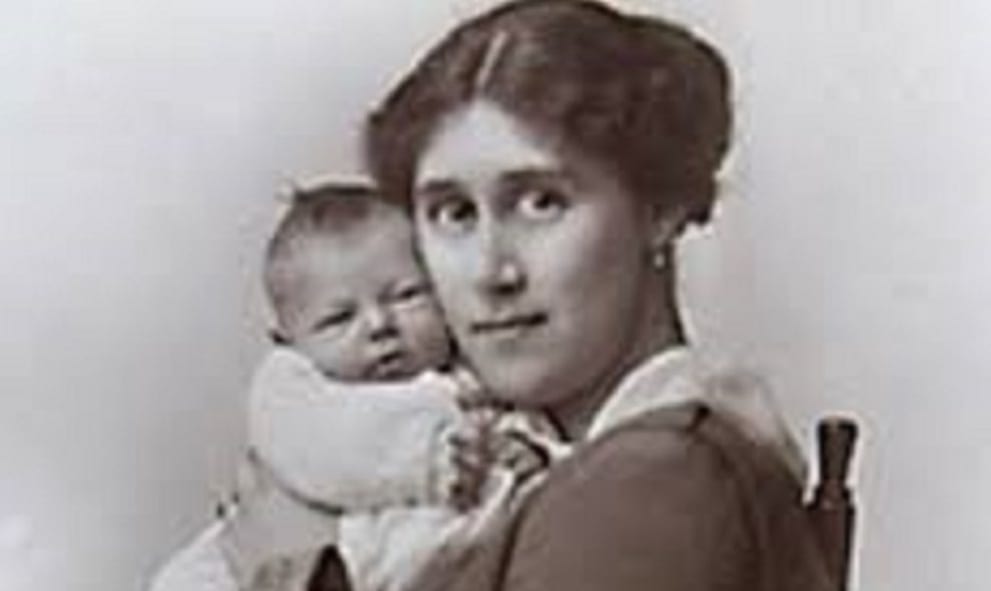 A historic photograph of Gwyneth Bebb with her daughter Diana, from 1919
