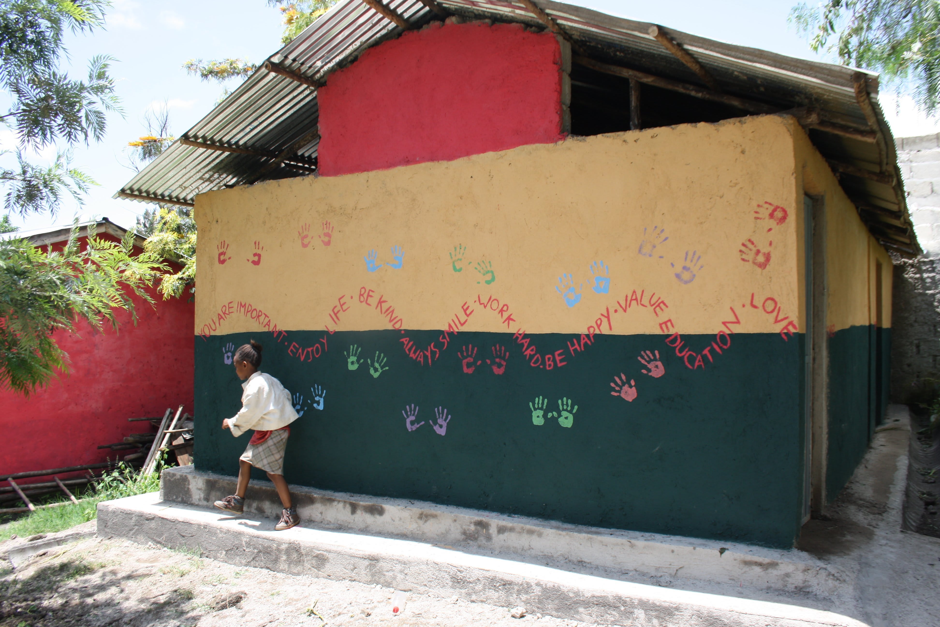 De Ferres and Bavarian Int.: helped with the construction and decoration of a brand new toilet block for pupils which included access for wheelchair users. (Hora Arsedi)
