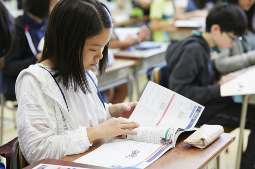 東京2020算数ドリルで勉強する小学生