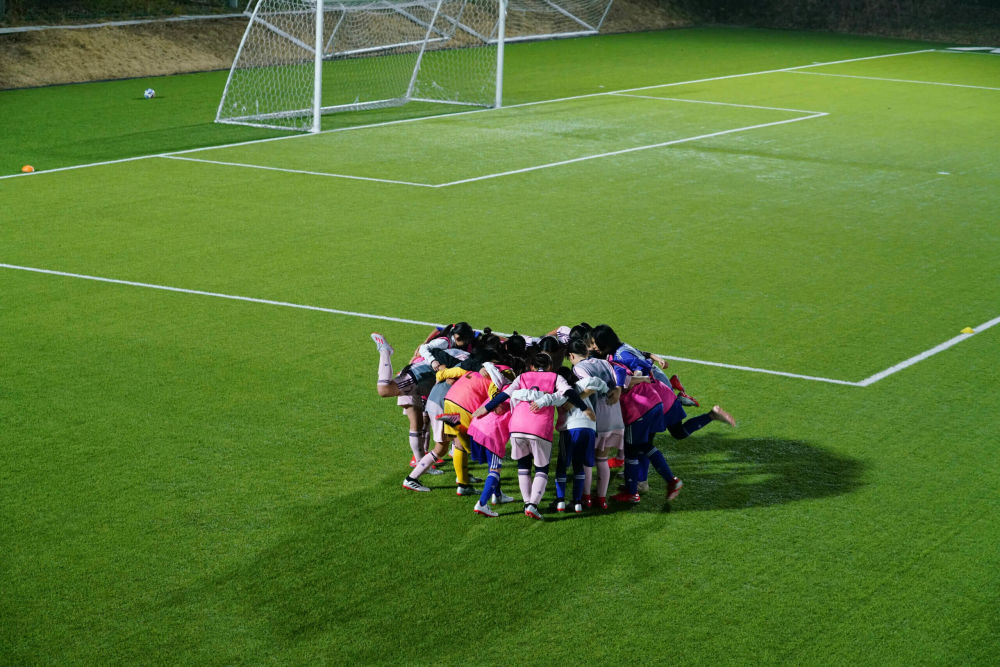 女子サッカーをする少女たち