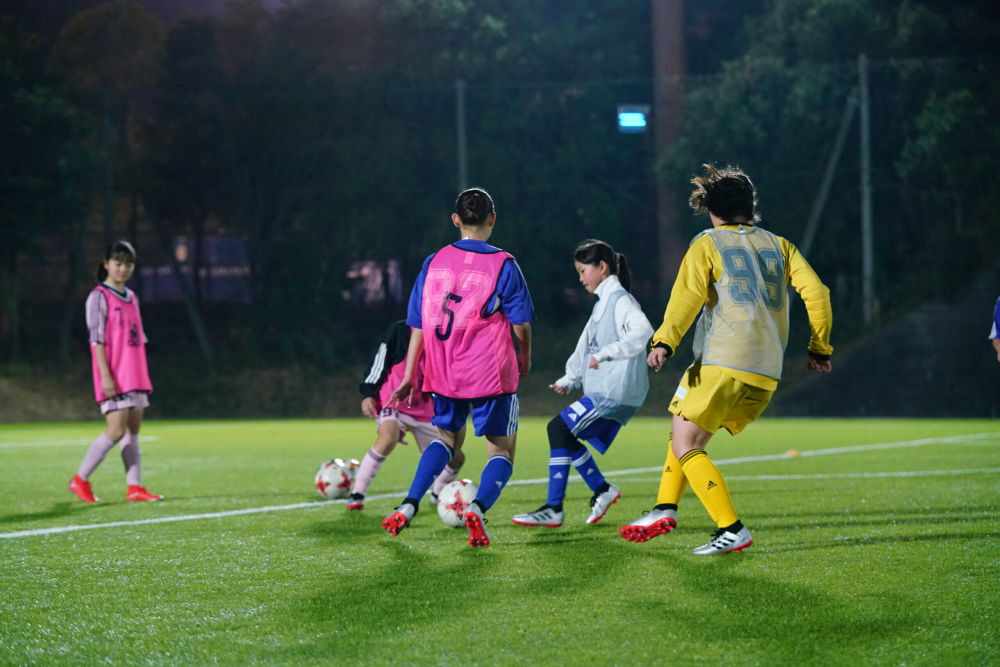 女子サッカーをする少女たち