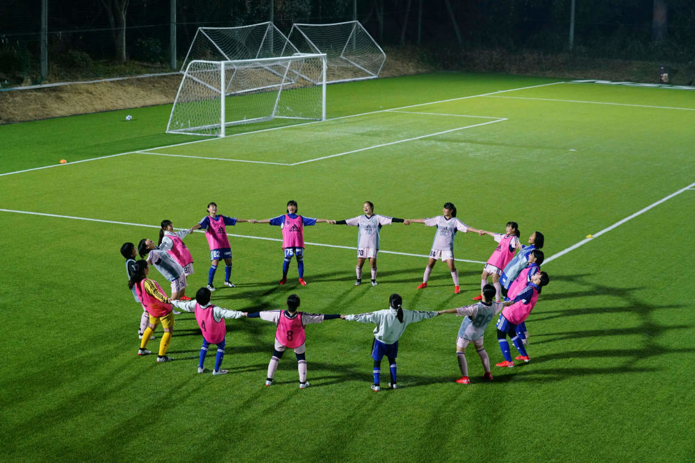 女子サッカーをする少女たち