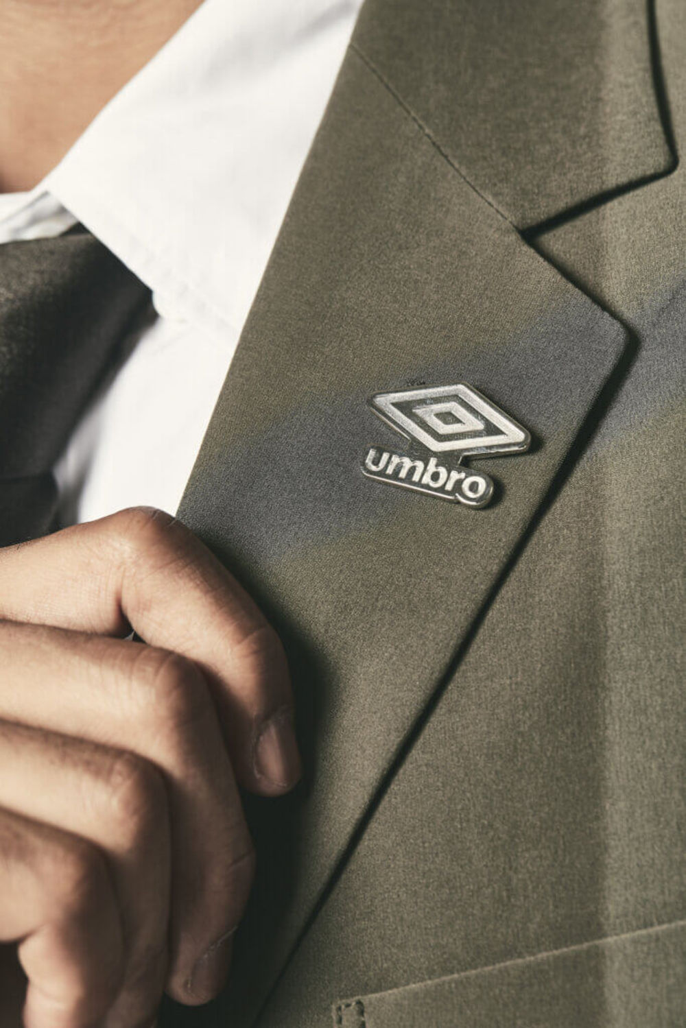 仕事も観戦も、さらに快適に。UMBRO・アンディショナルスーツから最新