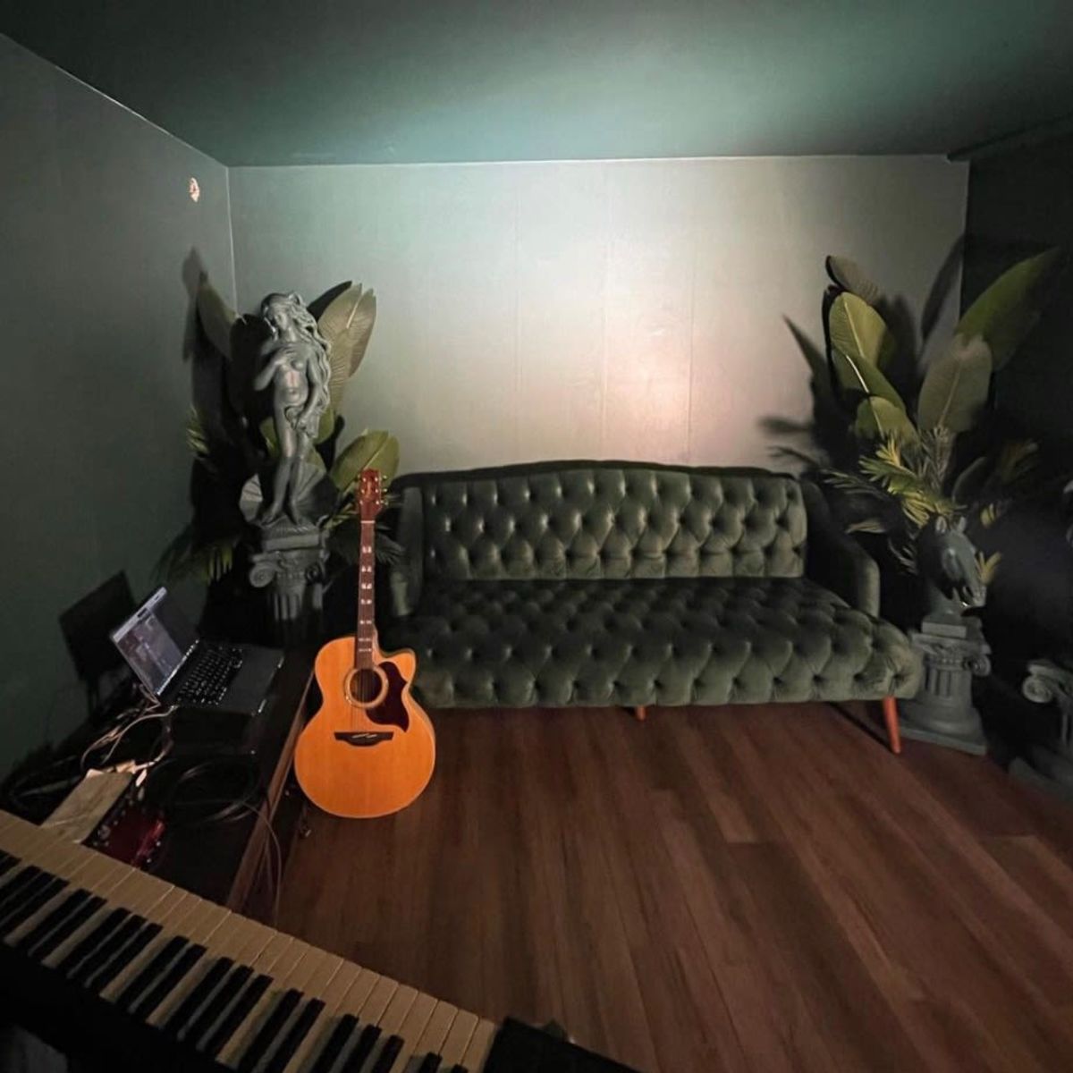 Linq Top Shelf Social