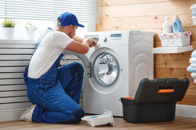 Witgoed reparateur repareert wasmachine.