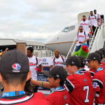 phillies players getting off airplane