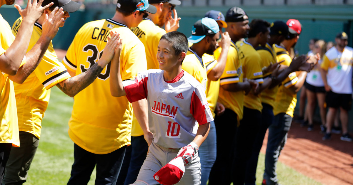 Big Leaguers Little Leaguers Share The Spotlight On Mlb Little League