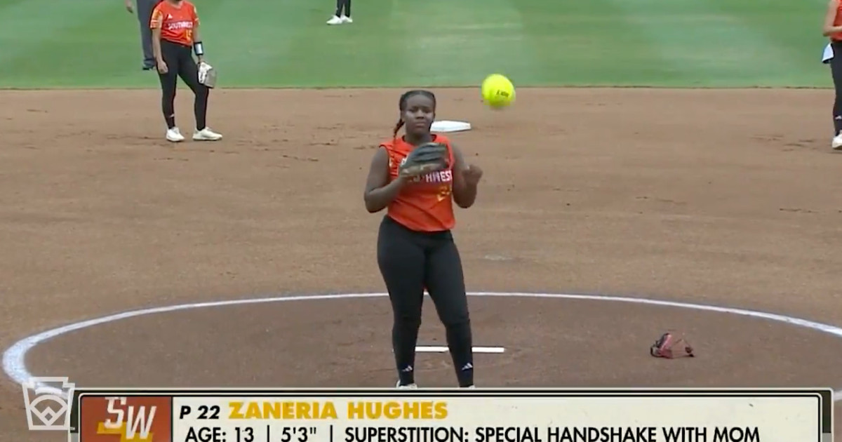 Her and her dad came to the @llsbws just to see Zaneria Hughes pitch 🥎🧡  She got that and more, as Zaneria even gave her some words