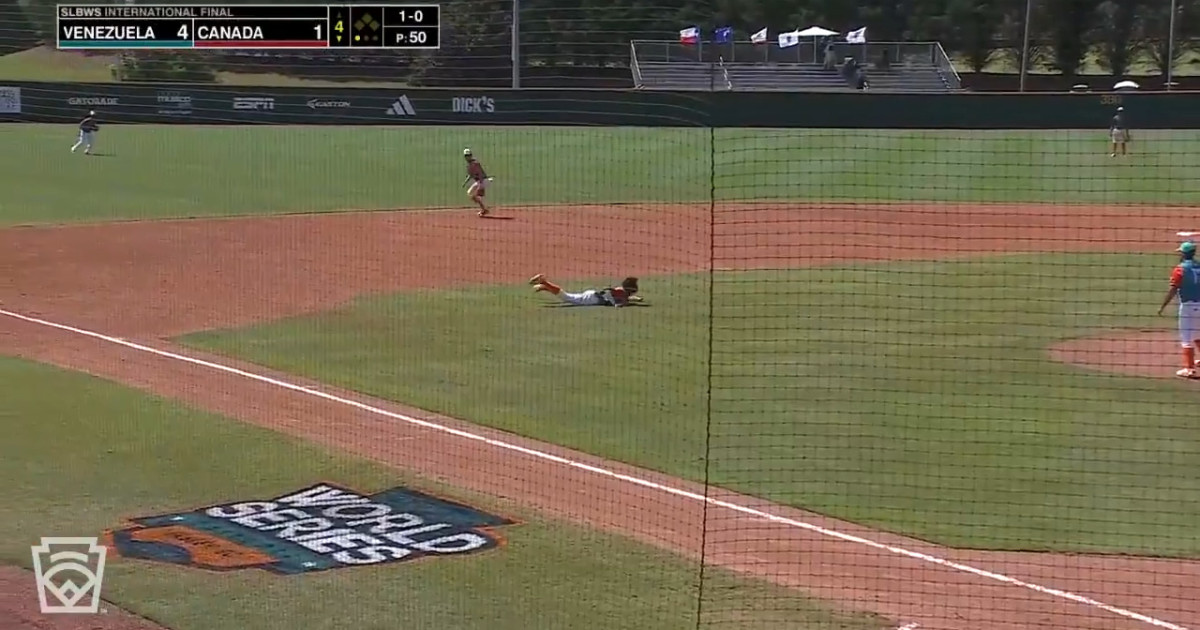 Oscar Rivas' nice diving play - Little League