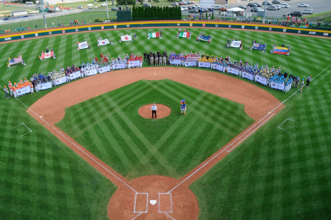 Overview of all the teams and their flags on the field