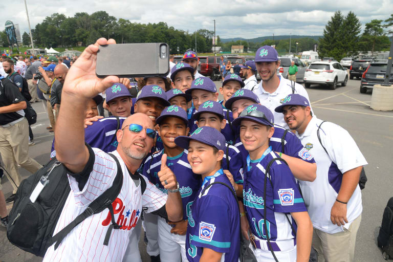 The Day in Pictures: Mets, Phillies visit 2018 Little League