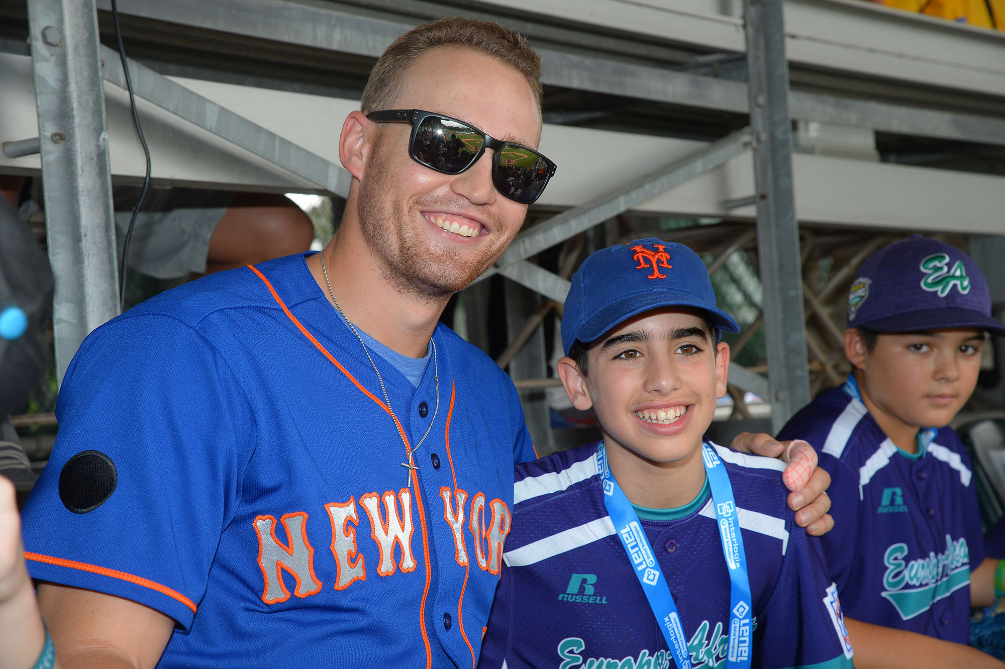 new york player getting pic with ll player