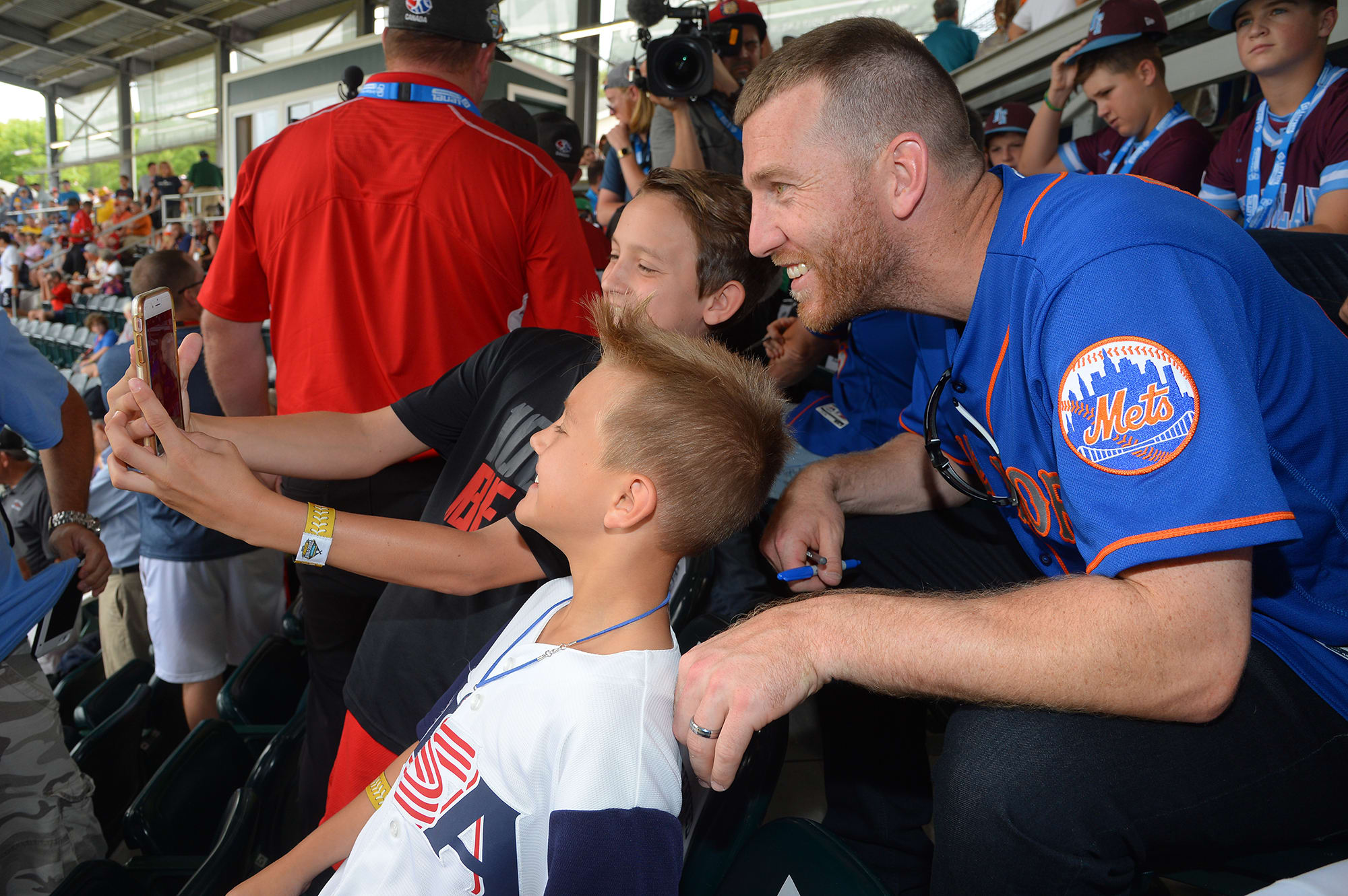 mets player and fans getting selfie