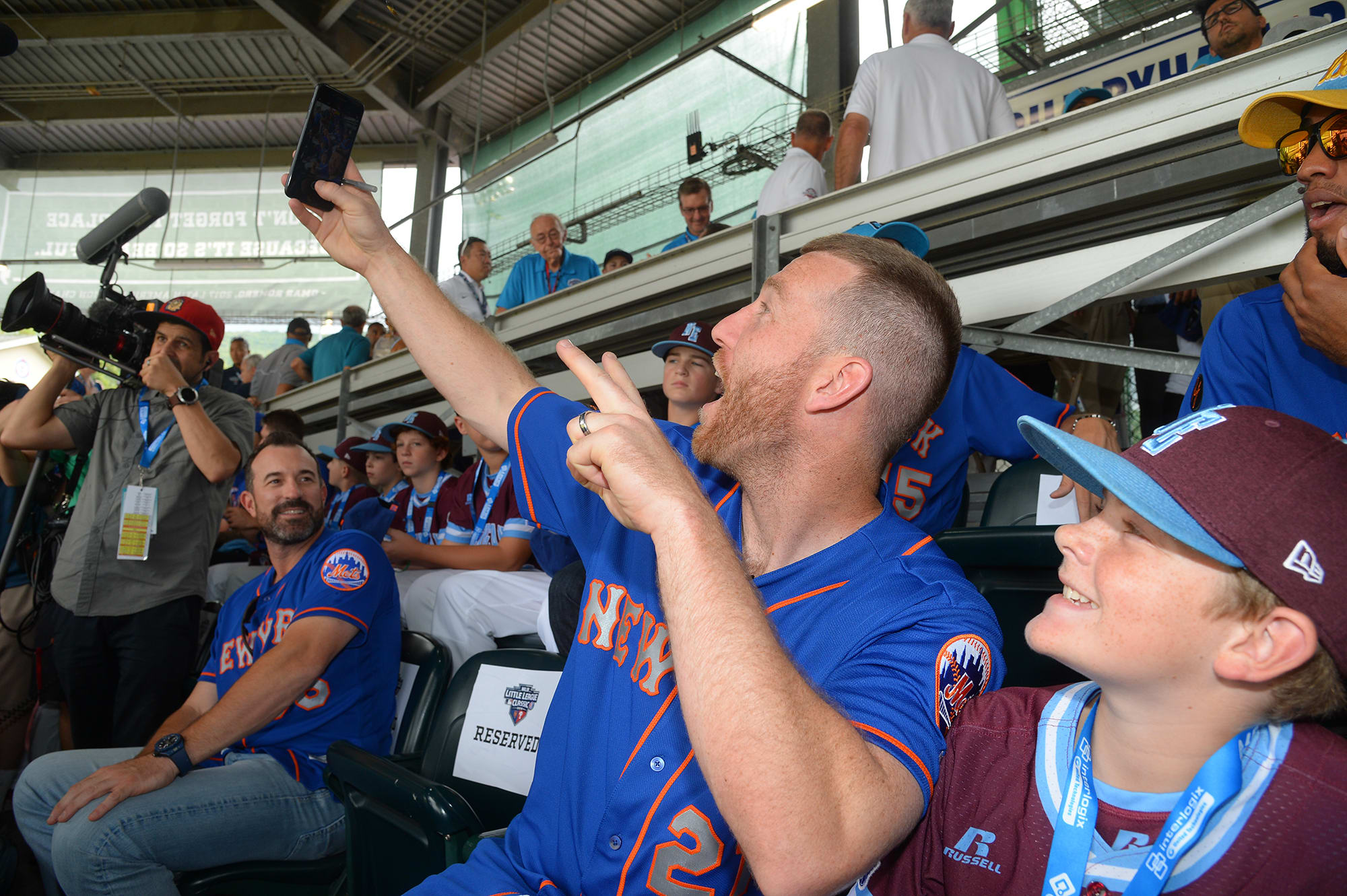 mets player and ll players getting selfie