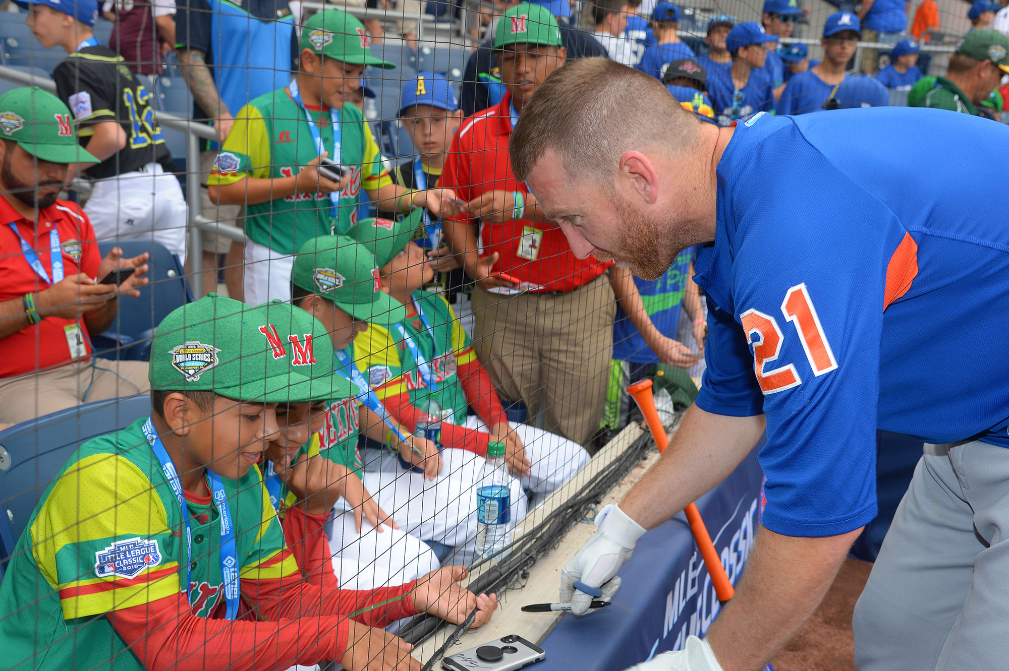 mets player talking to ll players