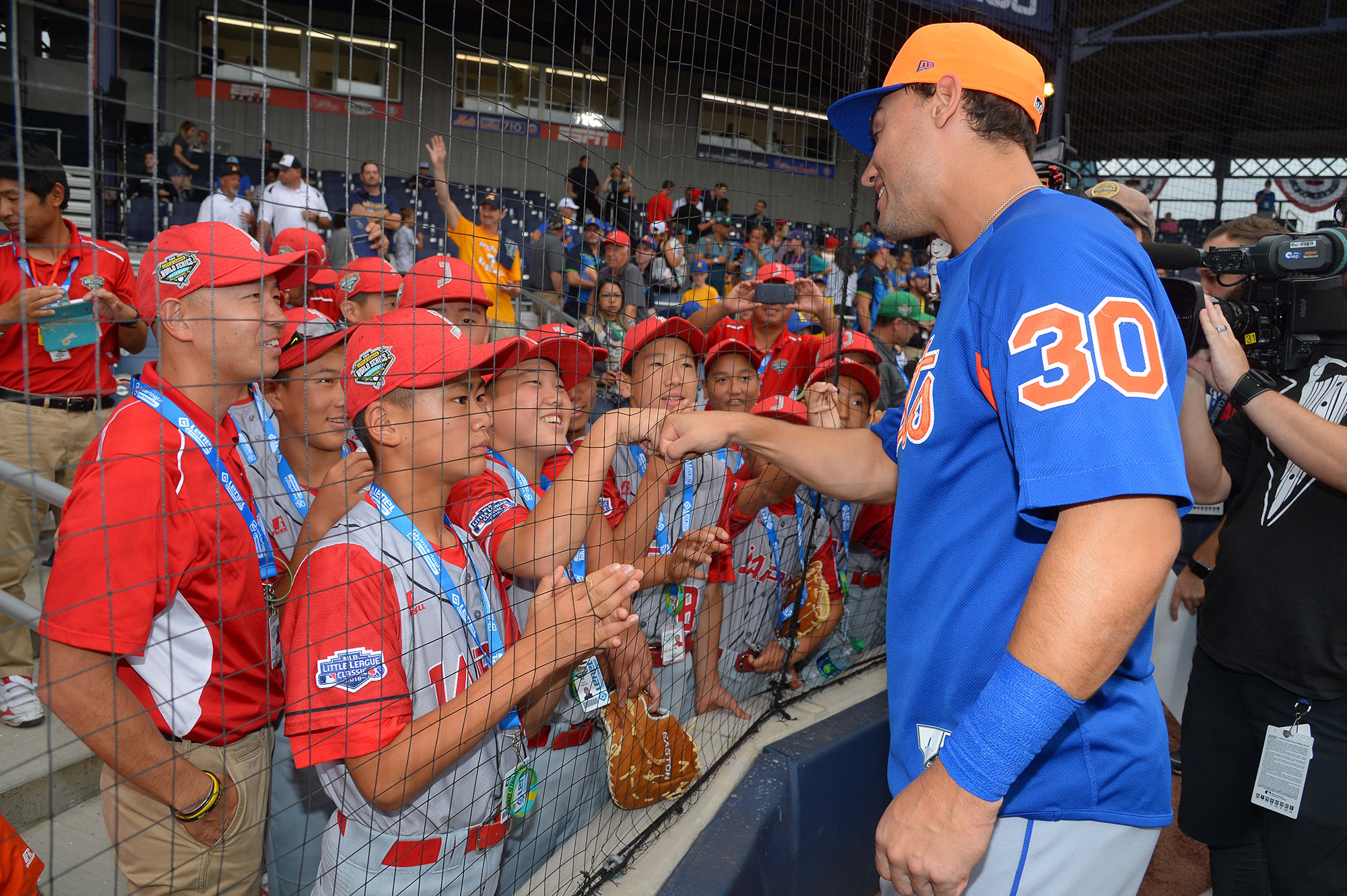 mets player talking to ll players