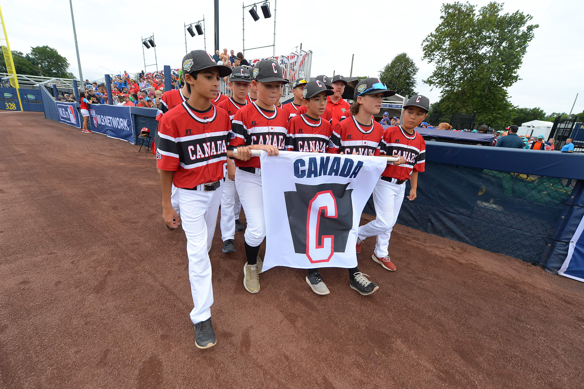 ll players walking onto field mlb classic