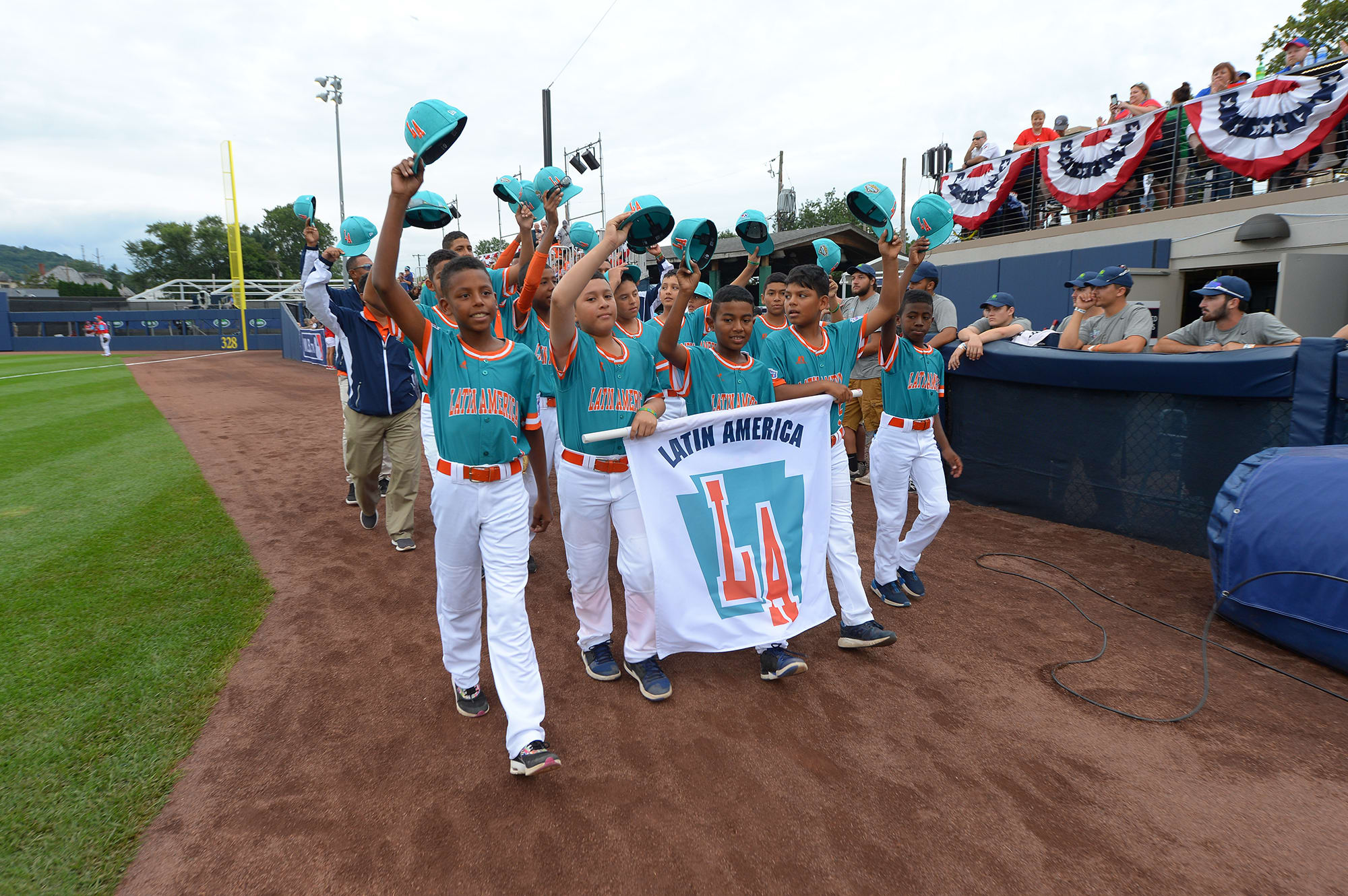 ll players walking onto field mlb classic