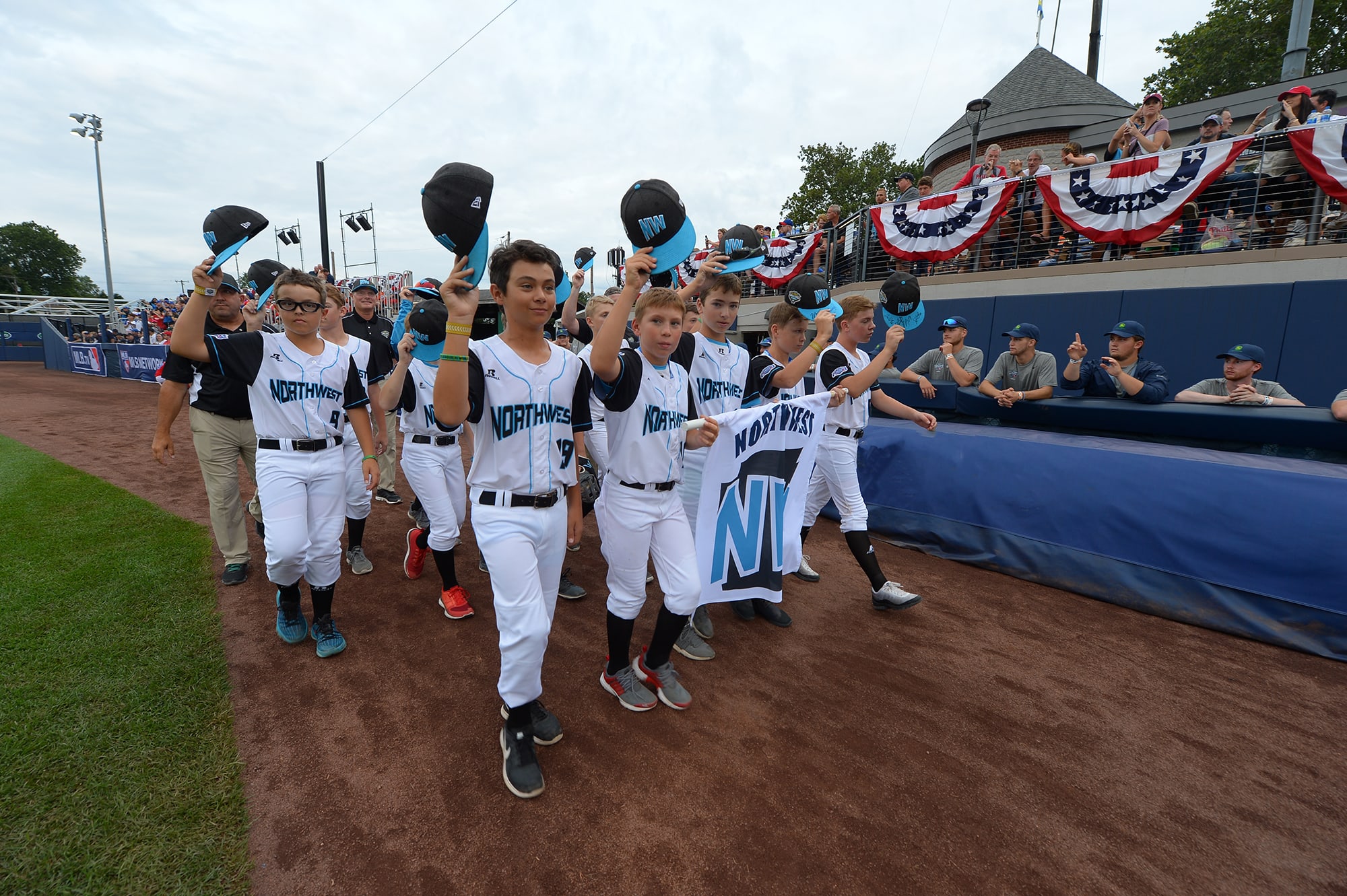 ll players walking onto field mlb classic