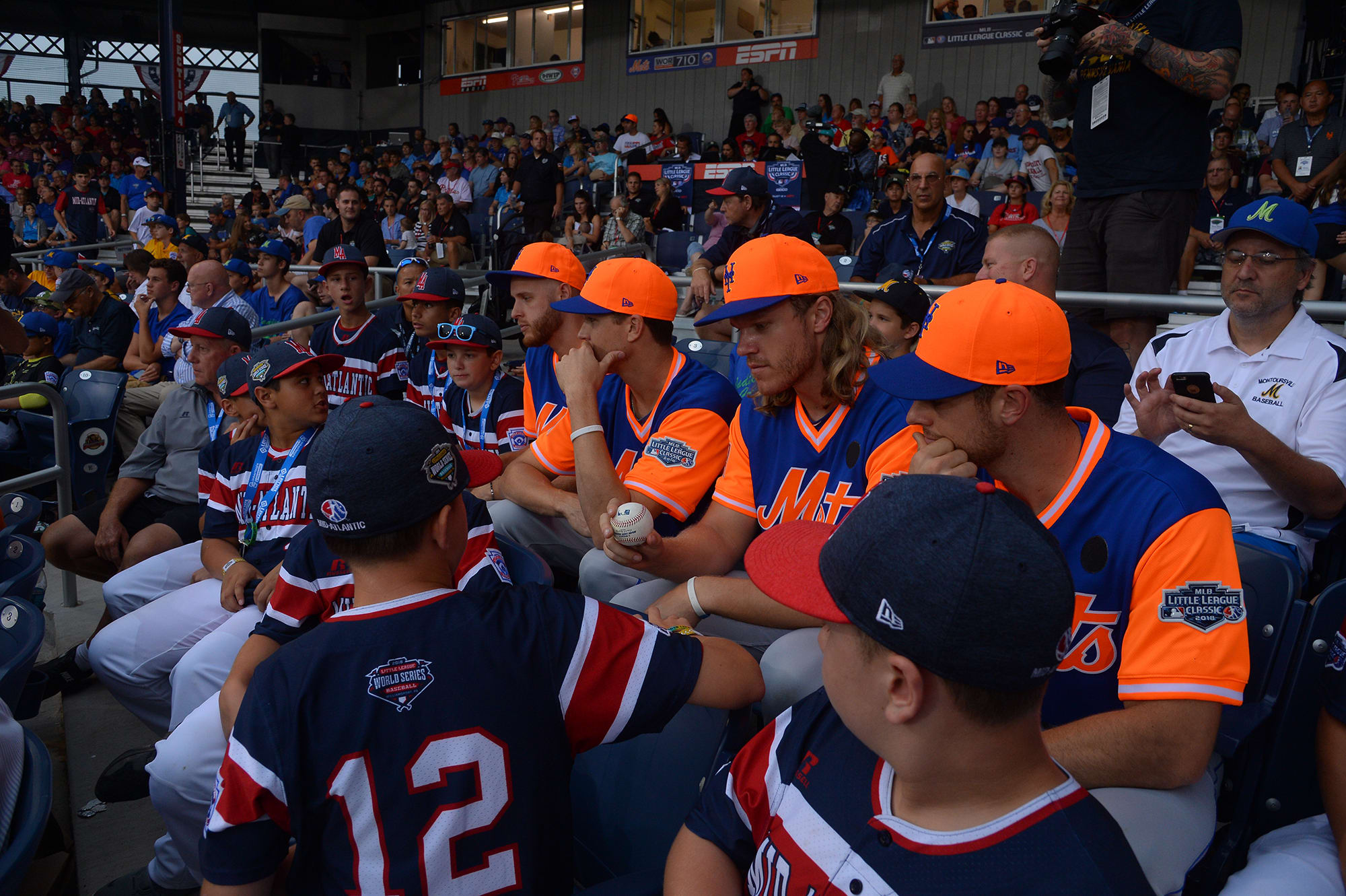 mets players sitting with ll players