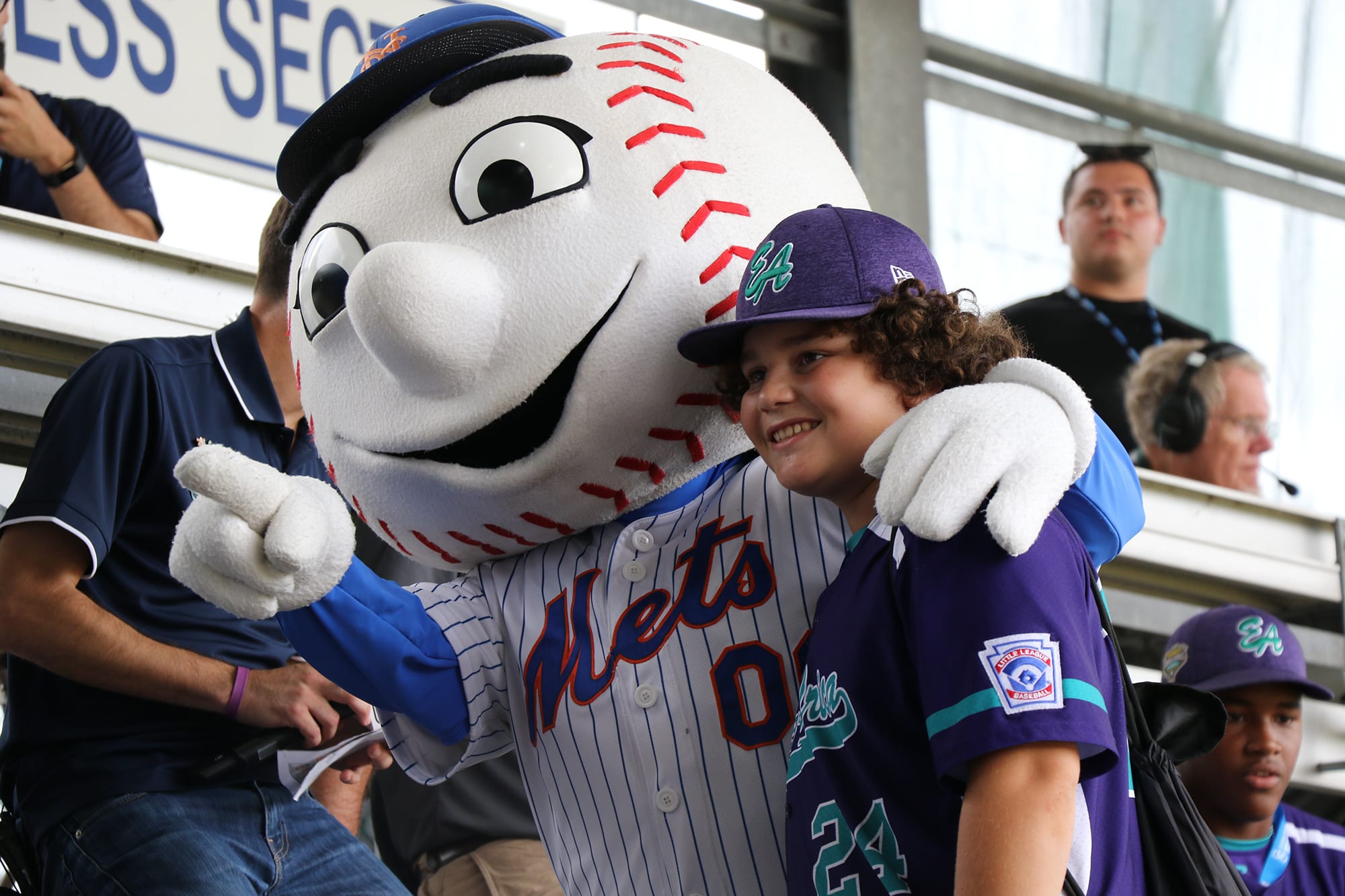 ll player with mets mascot