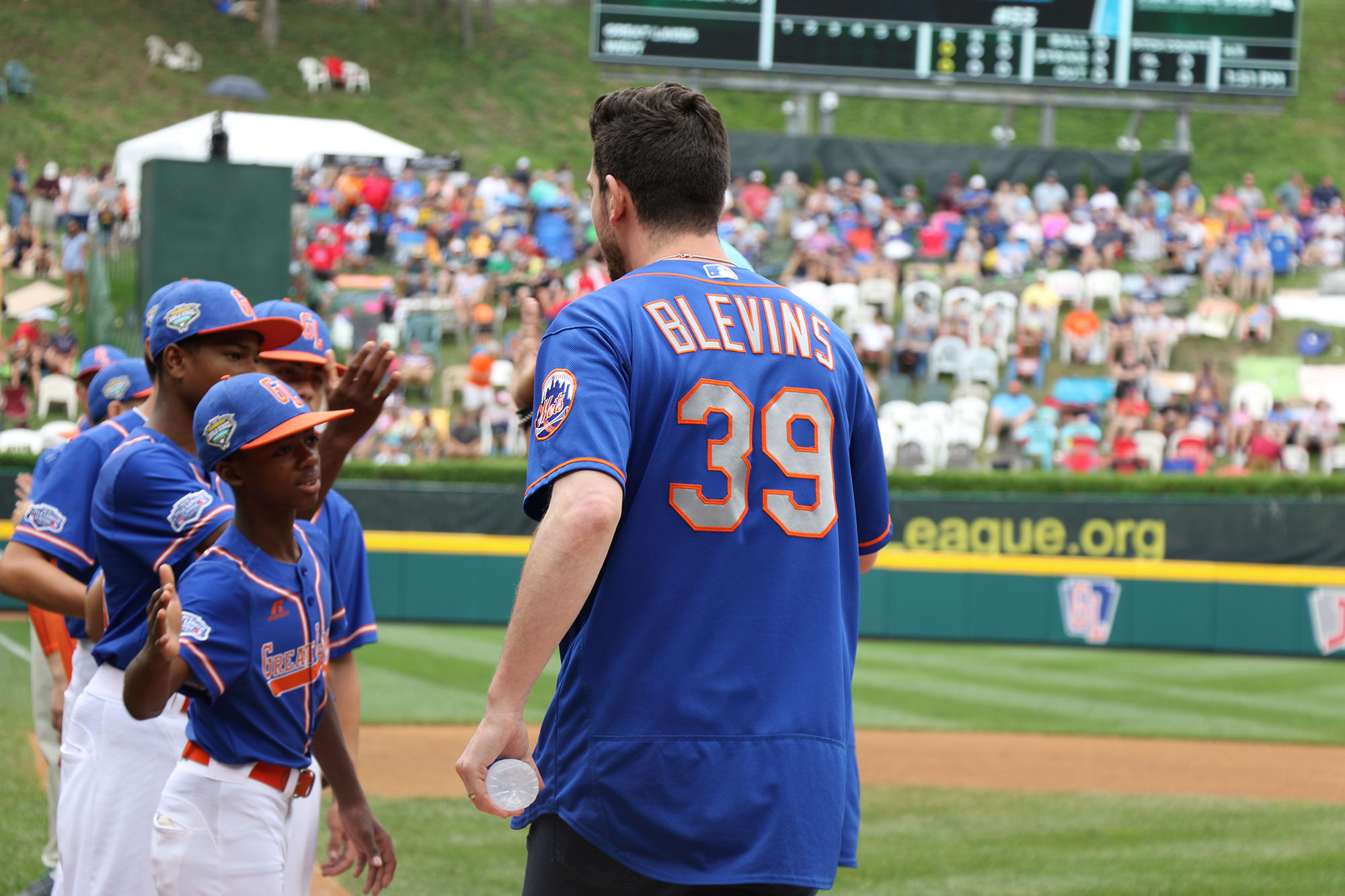 mets players high fiving ll players