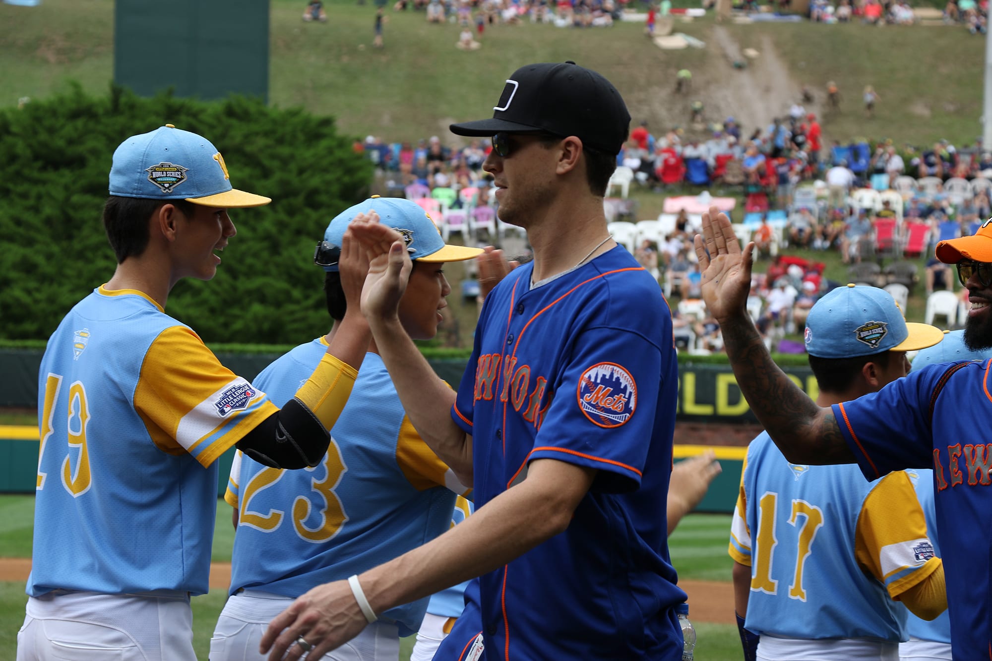 mets players high fiving ll players