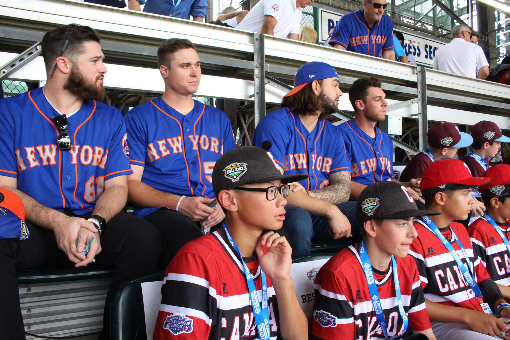 mets players and teams sitting in stands