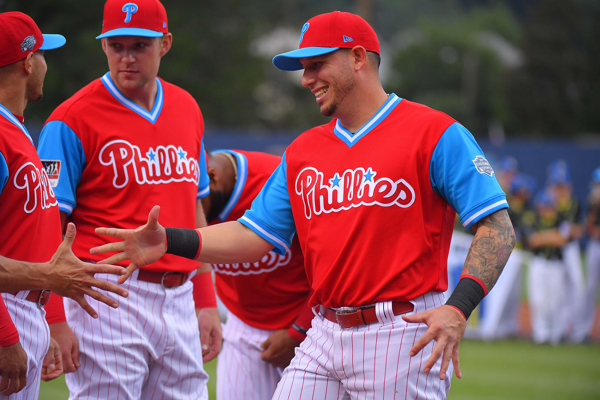 phillies players shaking hands