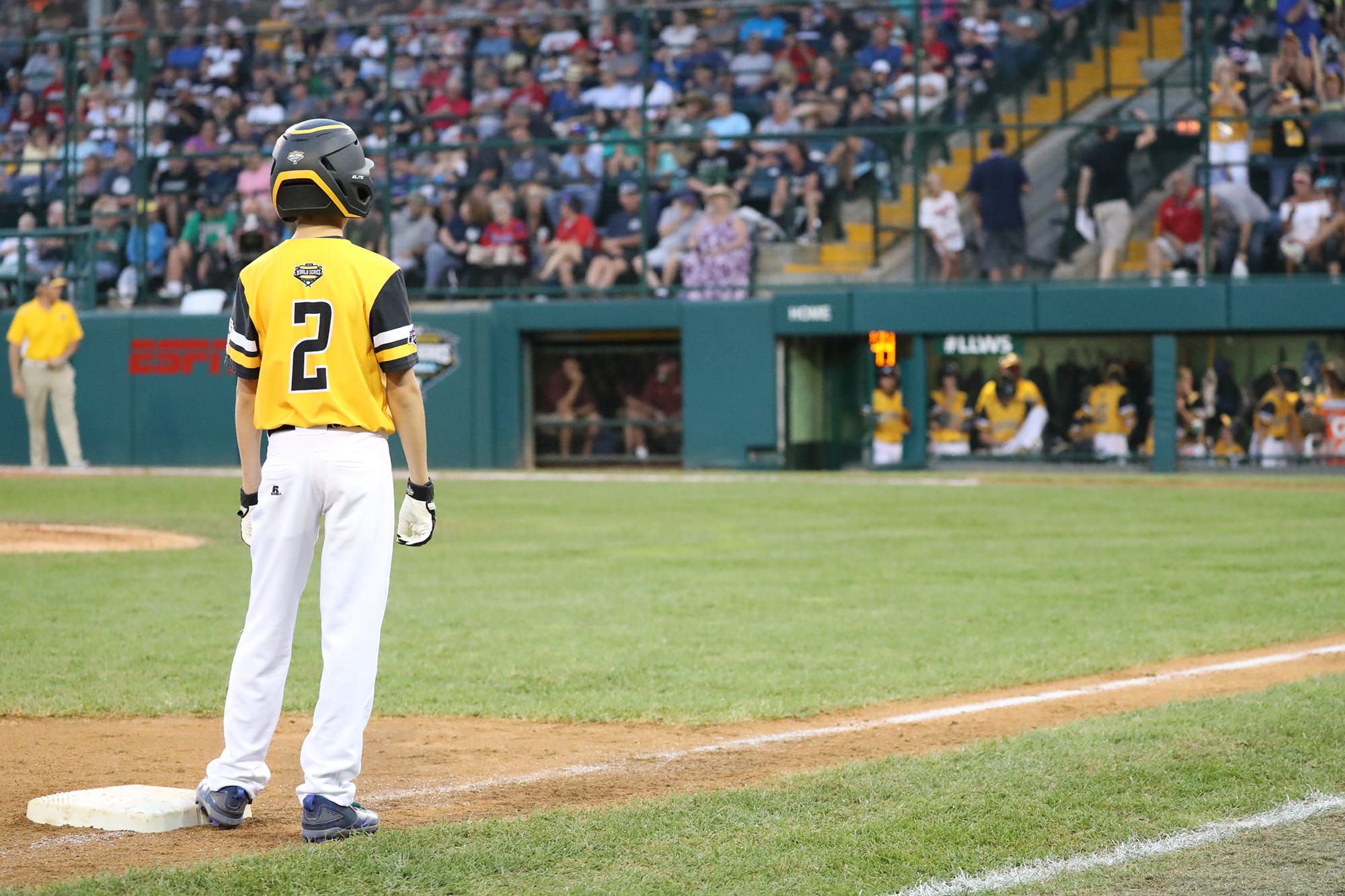 se player standing on thirdbase