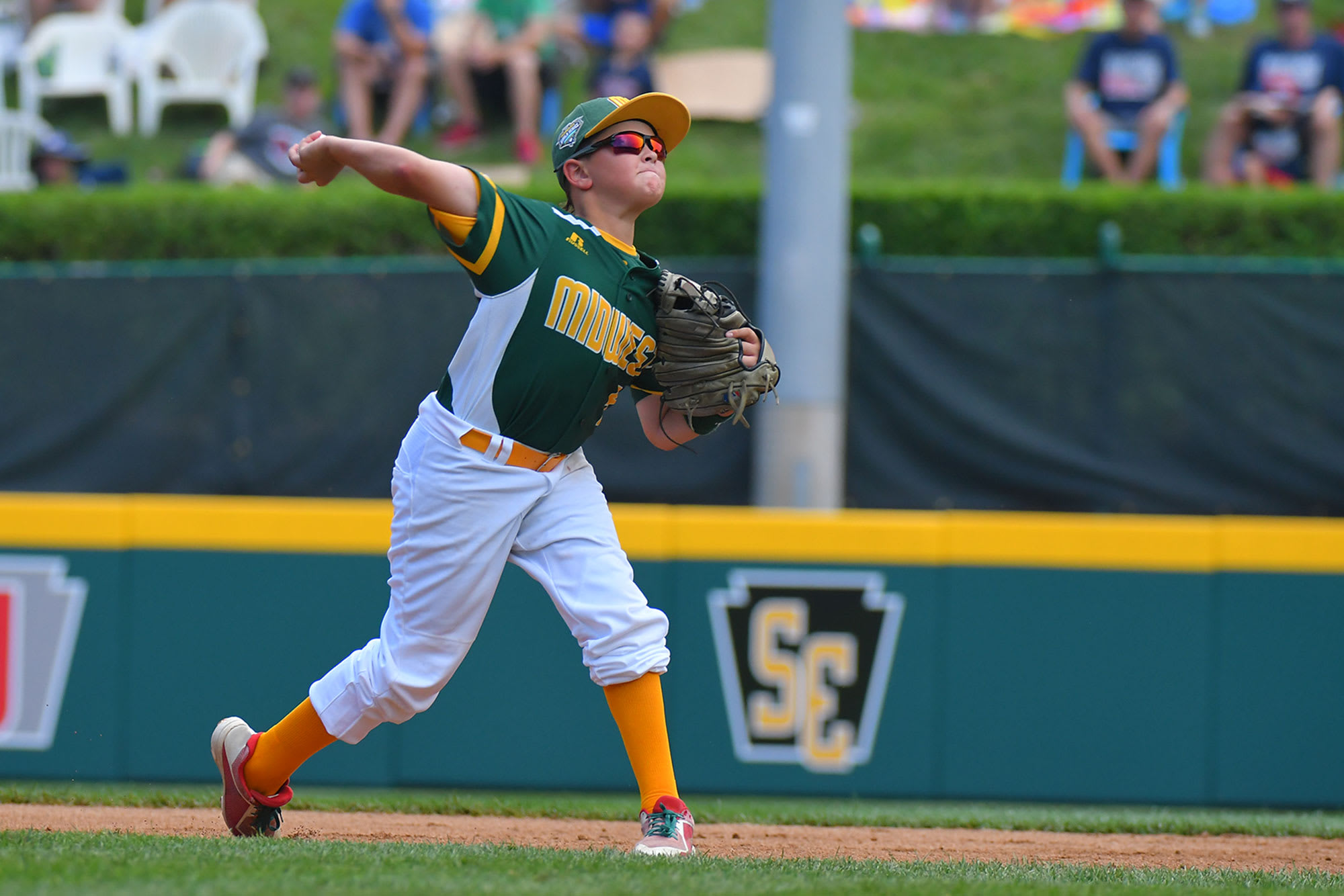 MW Shortstop throwing ball