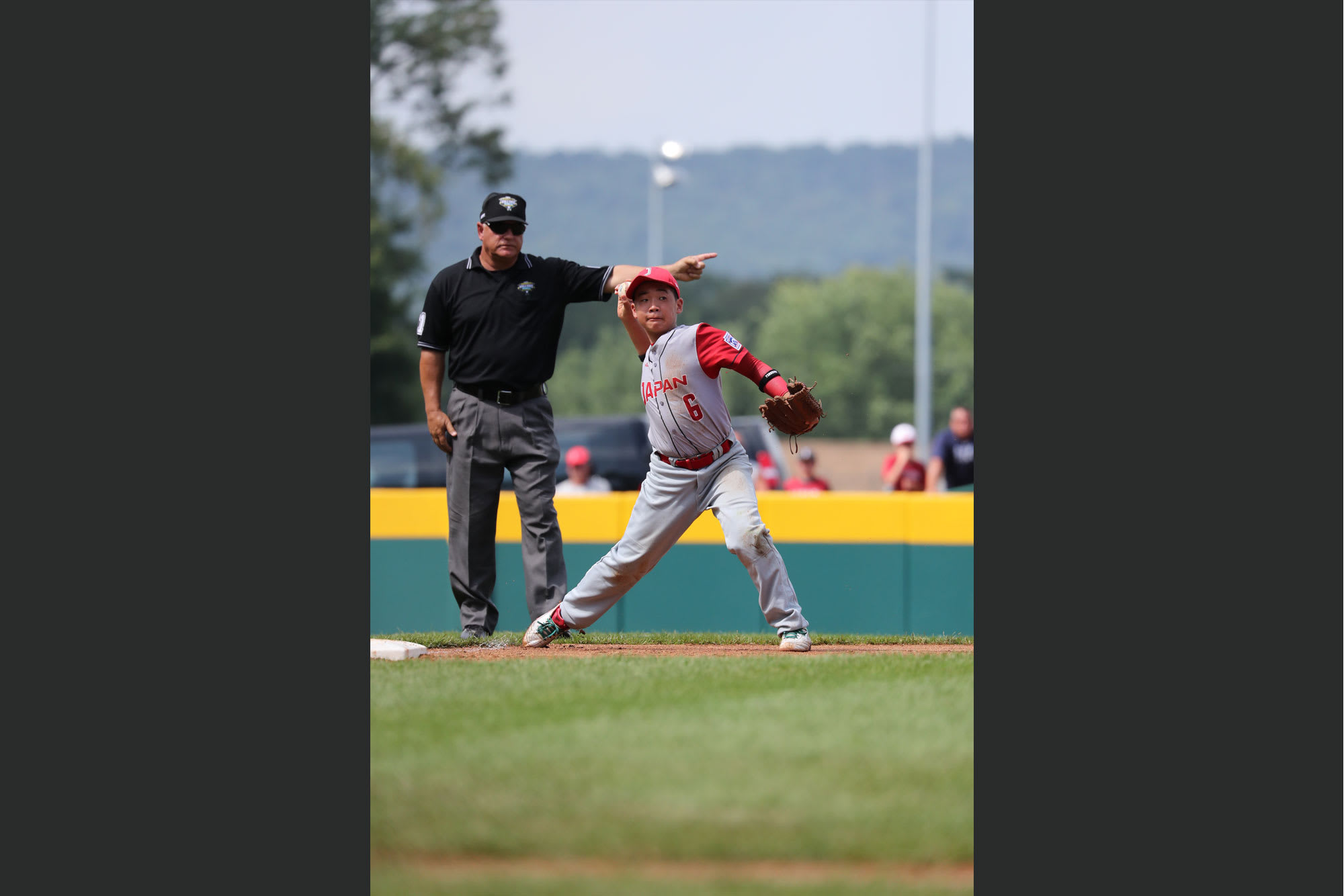 japan third basemen throwing ball