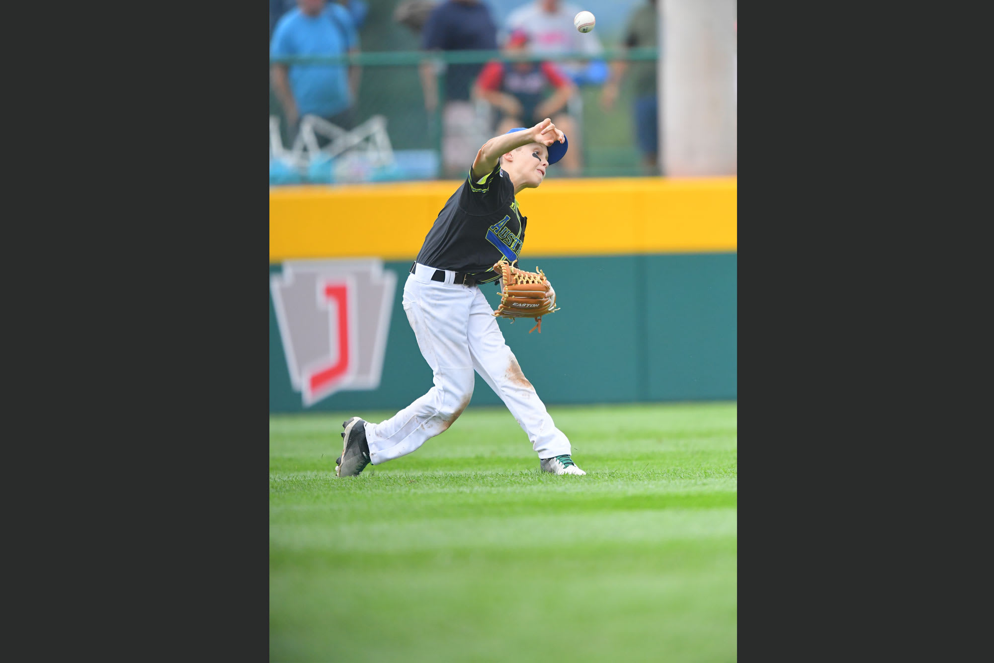 AUS outfielder throwing