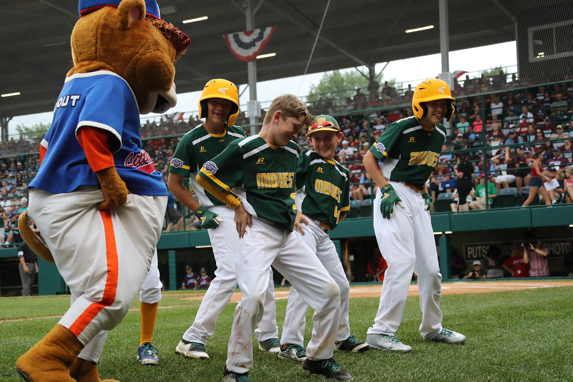 midwest team dancing with dugout