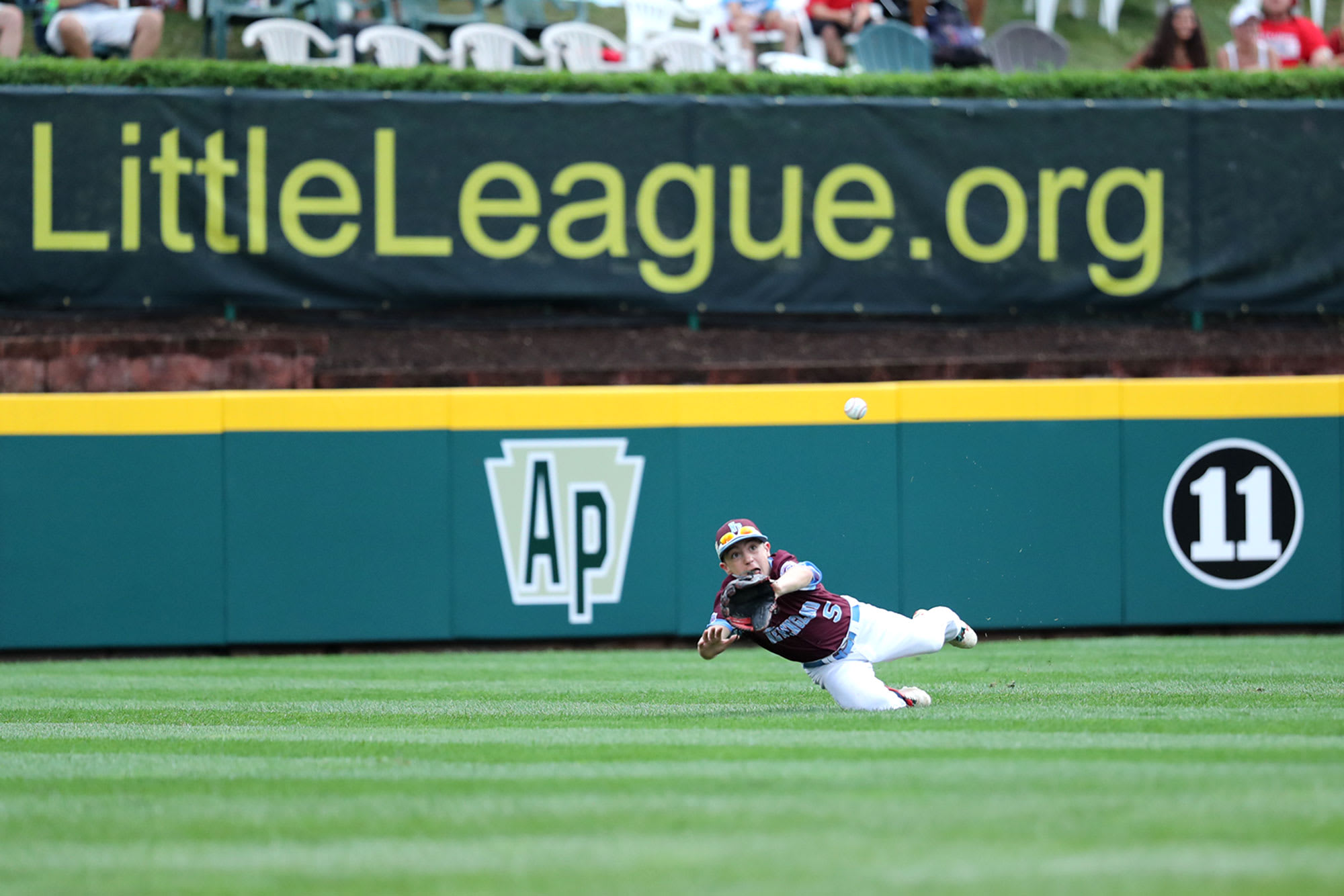 new england outfielder diving catch