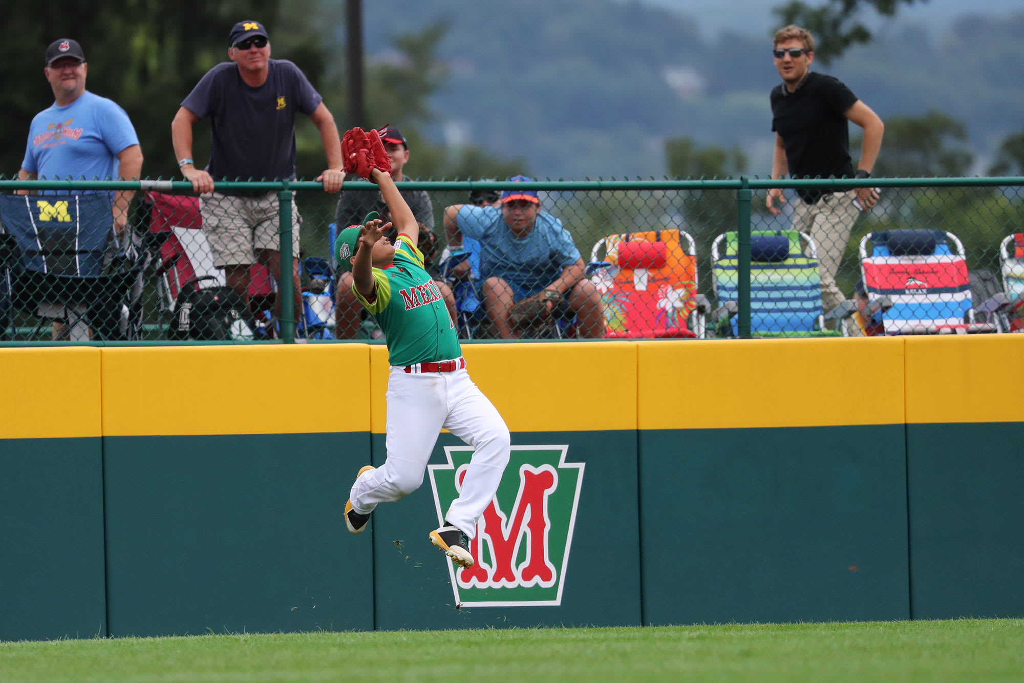 Jumping catch by MEX outfielder