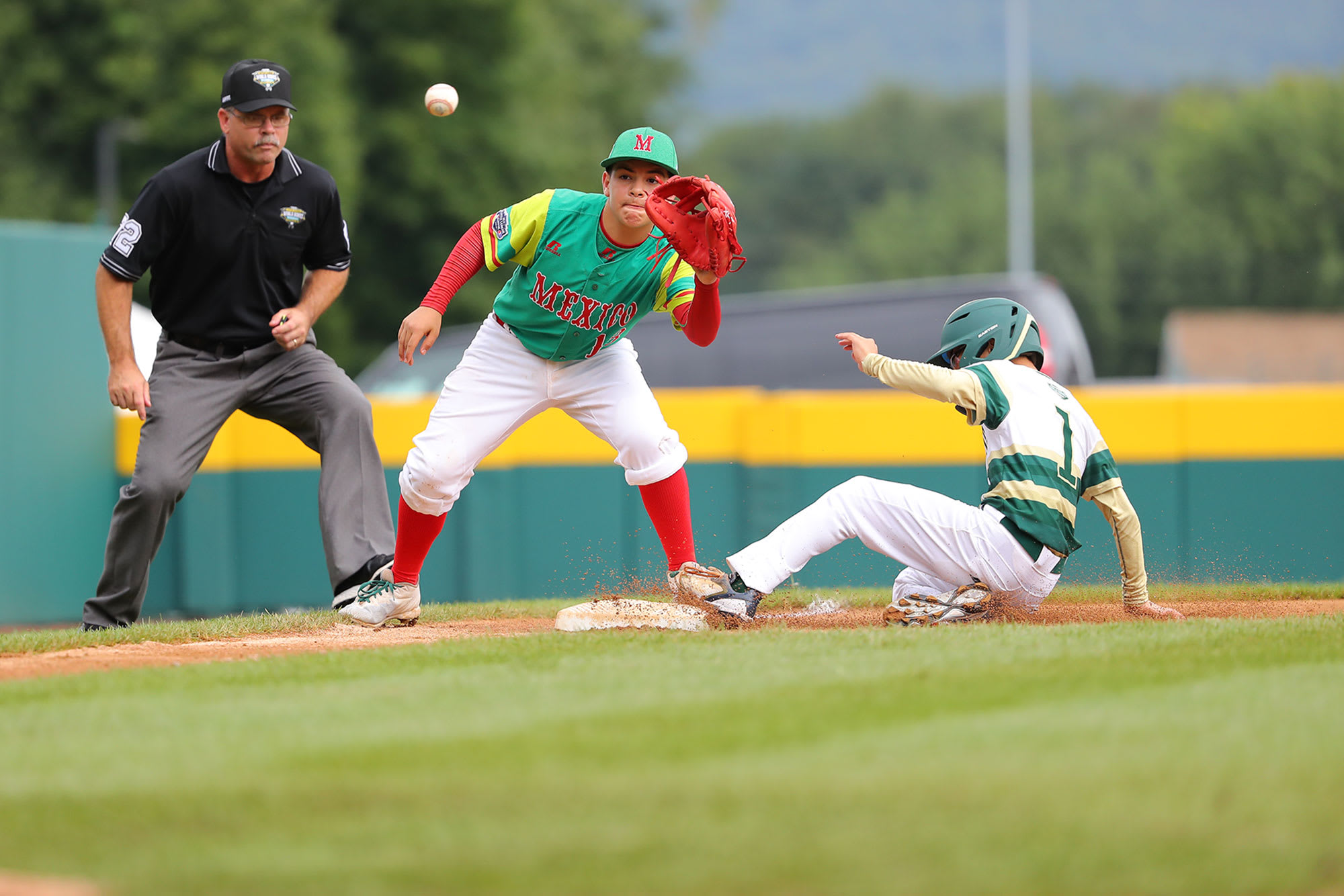 MEX third base catches ball