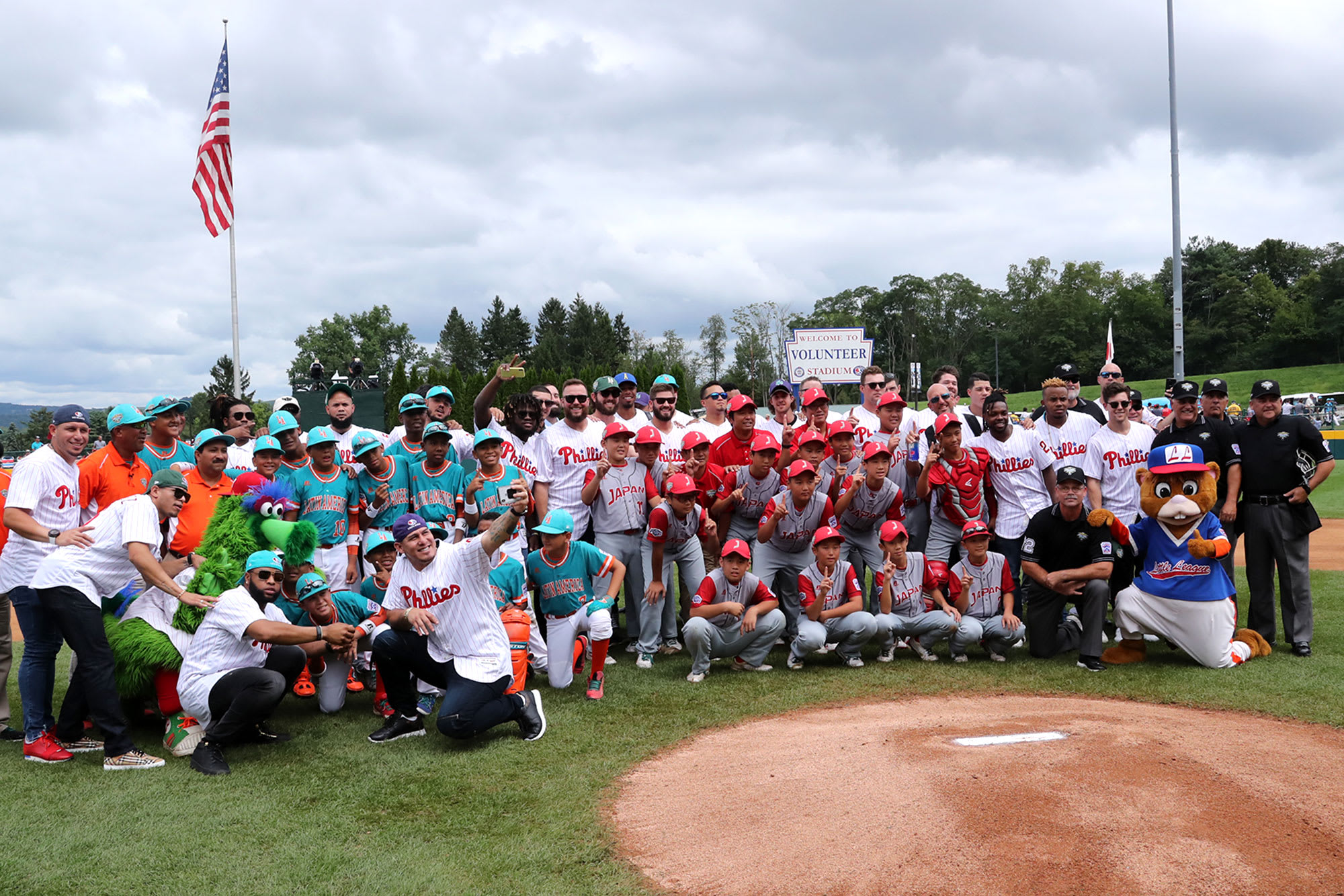 JPN and LA pose with phillies