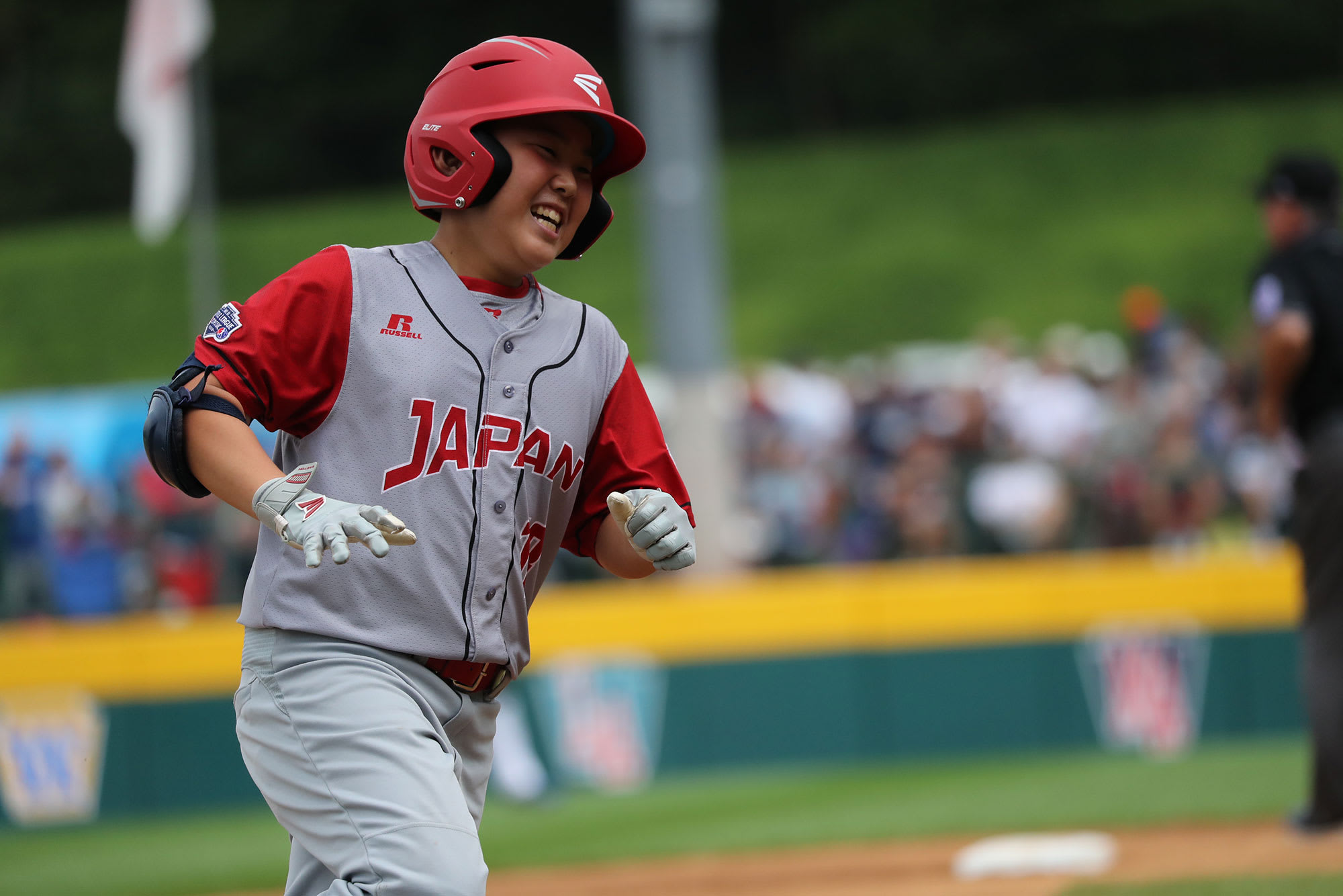 jpn hits a homer and runs bases