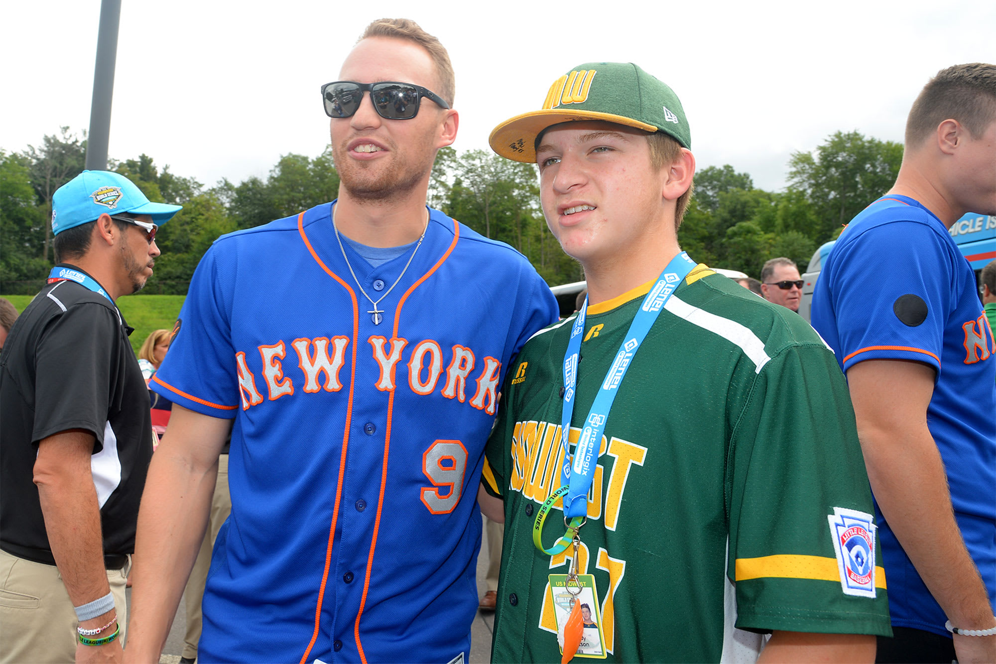 mets player getting pic with ll player