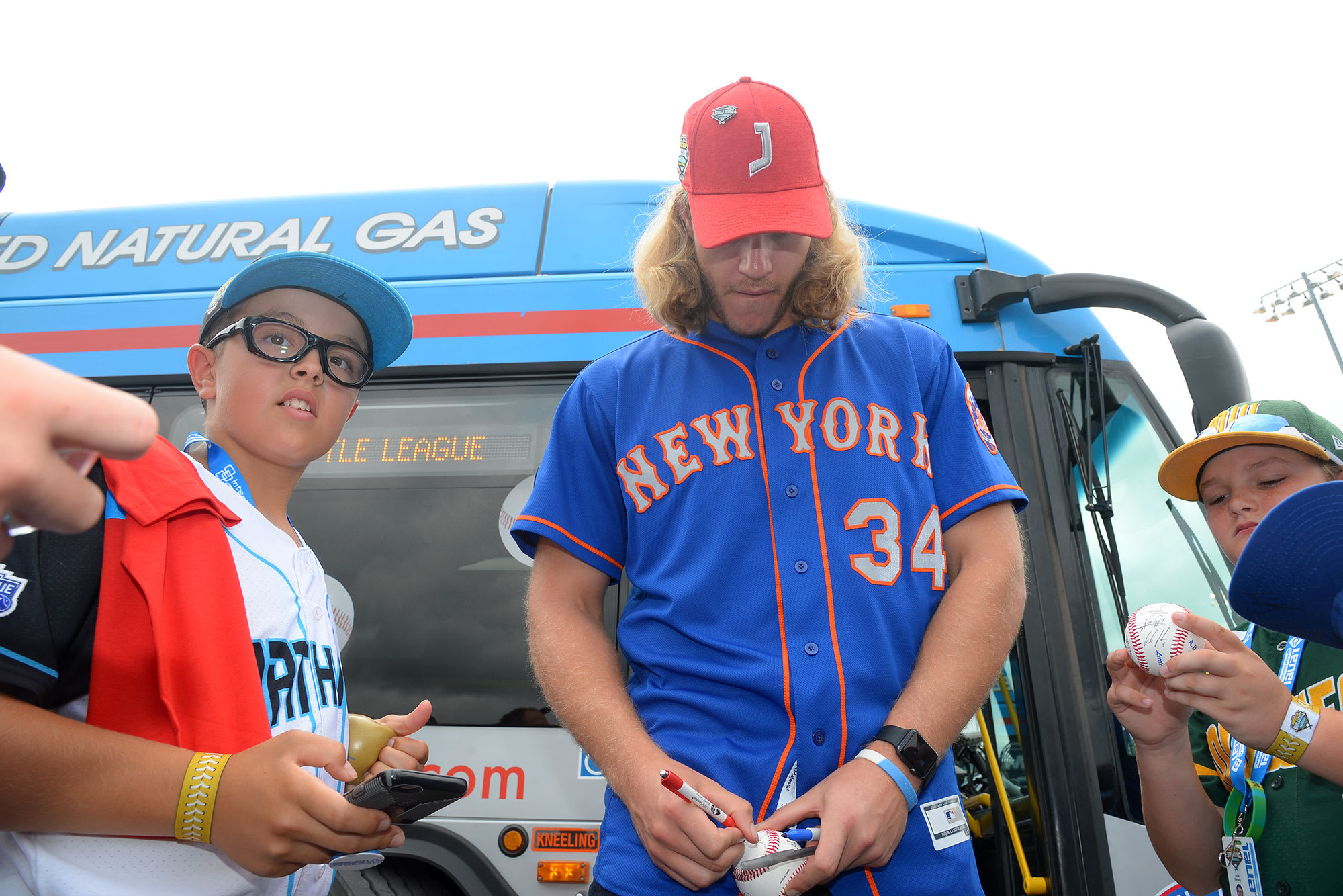 mets player signing autographs for ll players