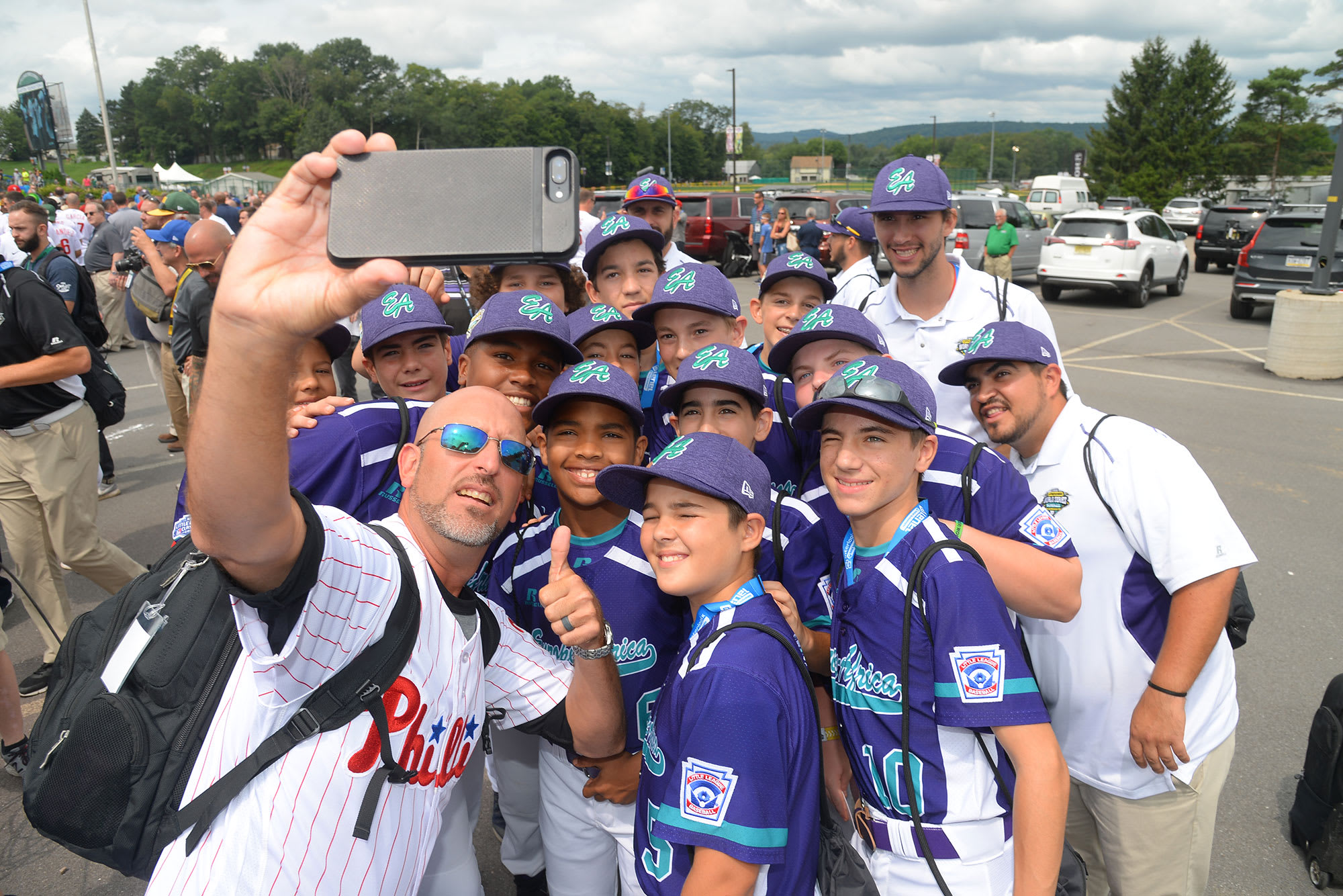 phillies player getting selfie with ll players