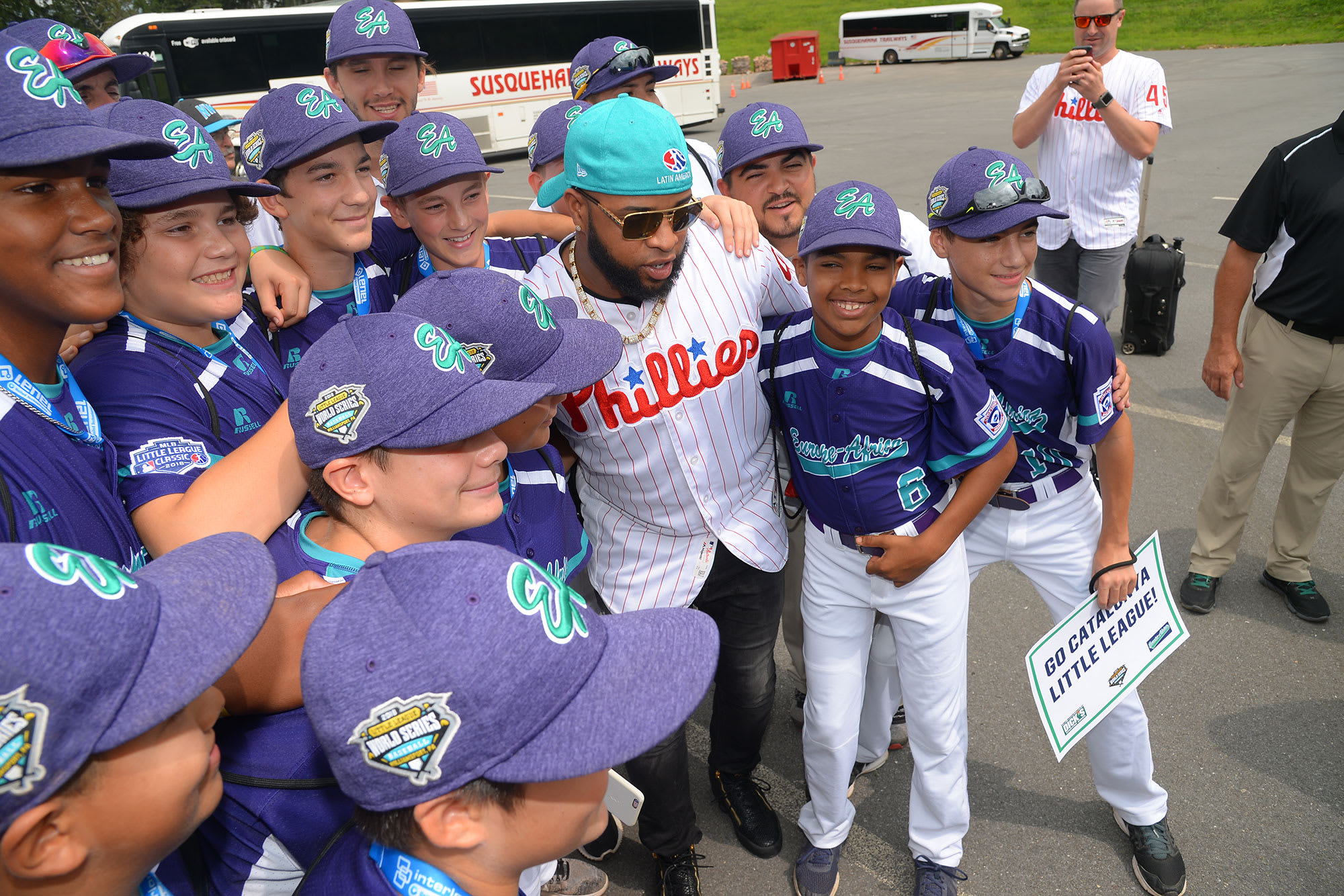 phillies player getting pics with ll players