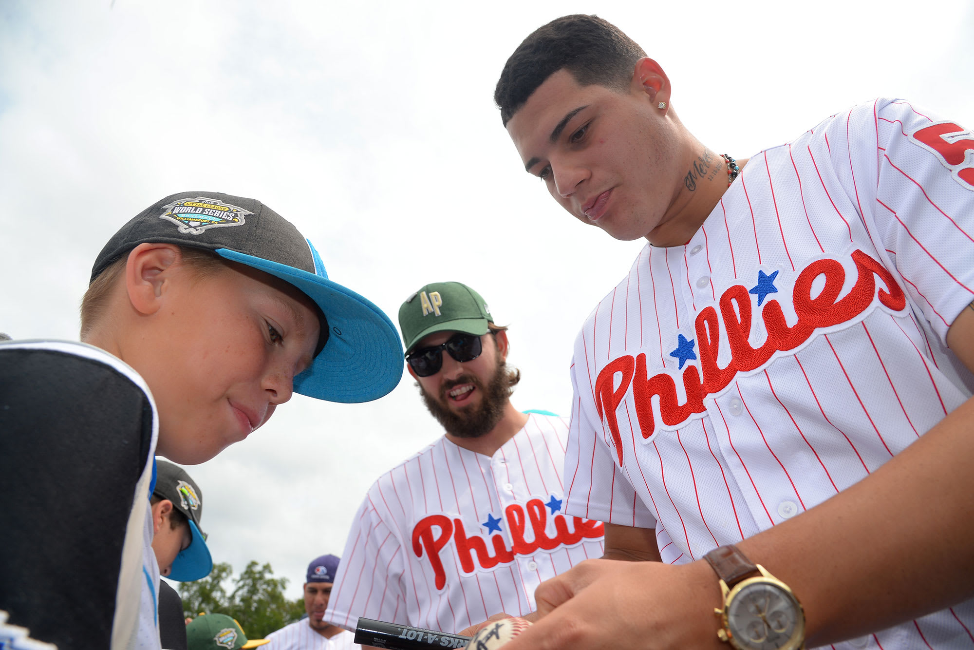 phillies player giving autographs to ll players